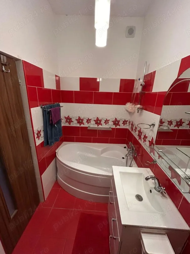 BRASADAS vinde ap 3 cam etaj 5/5 in zona Carpati 2. - Agentia Imobiliara BRASADAS vinde apartament cu 3 camere situat in Carpati 2 la etajul 5/5 cu suprafata utila de 60mp. in bloc NOU cu LIFT.
Te poti bucura de lumina naturala in fiecare camera si de un balcon cu vedere la oras.

Apartamentul se afla intr-o zona urbanizata, aproape de parcuri si centre de distractie. In apropiere, gasesti restaurante, cafenele si baruri, perfecte pentru petrecerea timpului liber. De asemenea, ai acces rapid la transportul in comun, facilitand deplasarile in oras. In zona sunt scoli si centre de sanatate, ceea ce face acest loc ideal pentru familii.

Zona foarte liniștită, la câteva minute de mers pe jos de noul LIDL de pe str. Lucian Blaga!
In apropiere avem magazine, patiserie, fast food, stații de autobuz 

Terasă de 24 mp cu pergola pentru umbrire, bucătărie open space si 2 dormitoare spațioase si o baie.

Loc de parcare 
Apartamentul de preda complet mobilat și utilat!

Www.brasadas.com.