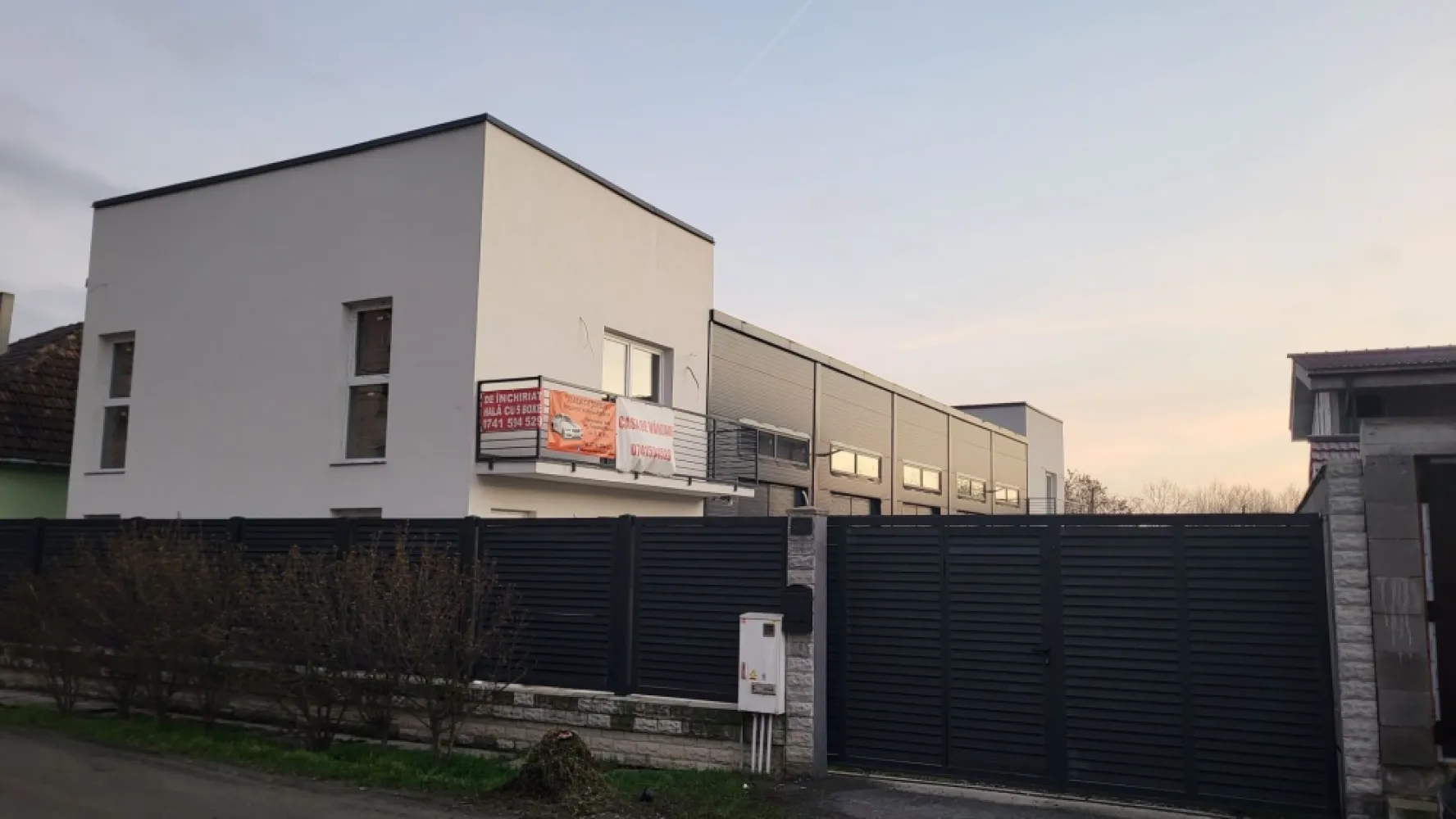 Vand /schimb/ Inchiriez Case și garaje pe str Ion Ghica 41c în 14Mai - Tel 0741_594_529
Vând,schimb sau închiriez 2 clădiri cu 5 garaje,fiecare clădire împărțită astfel:
Parter:baie exterioara pentru hale, camera 25 mpatrati 4,5 pe 8m cu baie proprie 
Etaj :camera 25mpatrat. 4,5 pe 8m cu baie proprie si balcon.
Fiecare Corp ate 94m2.

Hala împărțită în 5 garaje in suprafață de 180 m patrati necompartimentata și este prevazuta cu 5 usi de întrare fiind astfel posibila compartimentarea acesteia în 5 boxe cu dimensiunile de 8m pe 4,5 m,înălțime de la 4,3 la 5,9m fiecare.
Suprafata construita 366m patrati.
Suprafață curte 840 m patrati.
Utilități introduse : Curent trifazic, apa și canalizare.
Prețul de închiriere este de 300 euro pe boxa sau 250 euro mai multe boxe.
Pret de vanzare pt toată clădirea și teren aferent 325000 euro sau posibilitate de dezmembrare 1 pe 2 din clădire. 
Se poate și închiria total sau parțial 
Pentr alte detalii sunați la 0741_594_529