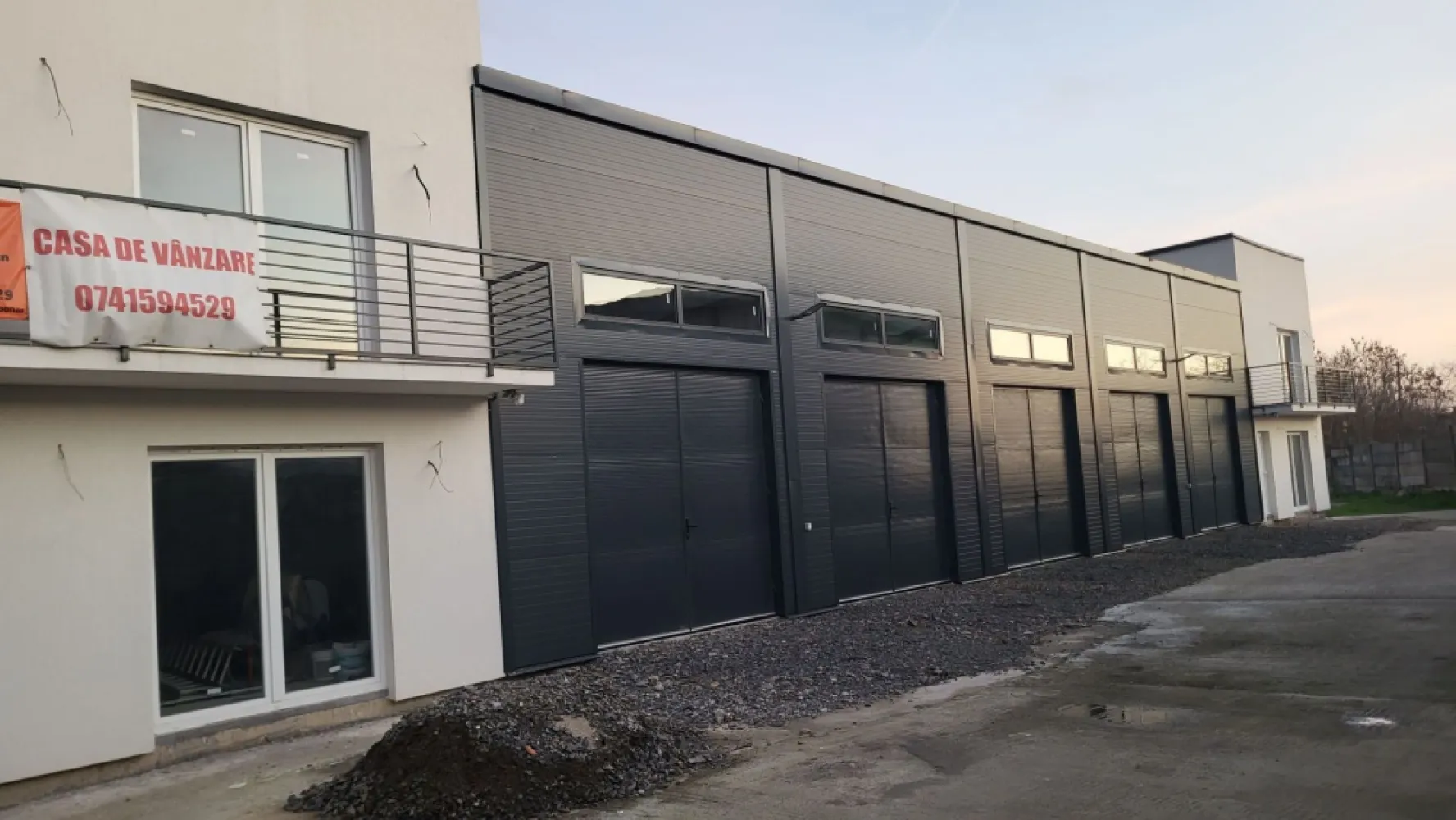 Vand /schimb/ Inchiriez Case și garaje pe str Ion Ghica 41c în 14Mai - Tel 0741_594_529
Vând,schimb sau închiriez 2 clădiri cu 5 garaje,fiecare clădire împărțită astfel:
Parter:baie exterioara pentru hale, camera 25 mpatrati 4,5 pe 8m cu baie proprie 
Etaj :camera 25mpatrat. 4,5 pe 8m cu baie proprie si balcon.
Fiecare Corp ate 94m2.

Hala împărțită în 5 garaje in suprafață de 180 m patrati necompartimentata și este prevazuta cu 5 usi de întrare fiind astfel posibila compartimentarea acesteia în 5 boxe cu dimensiunile de 8m pe 4,5 m,înălțime de la 4,3 la 5,9m fiecare.
Suprafata construita 366m patrati.
Suprafață curte 840 m patrati.
Utilități introduse : Curent trifazic, apa și canalizare.
Prețul de închiriere este de 300 euro pe boxa sau 250 euro mai multe boxe.
Pret de vanzare pt toată clădirea și teren aferent 325000 euro sau posibilitate de dezmembrare 1 pe 2 din clădire. 
Se poate și închiria total sau parțial 
Pentr alte detalii sunați la 0741_594_529