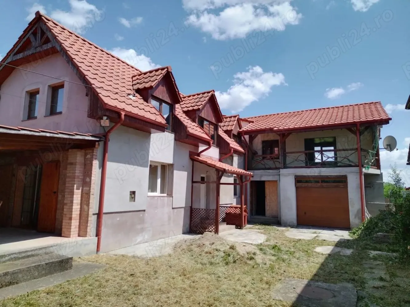 BRASADAS vinde casa cu gradina si garaj. - Agentia Imobiliara BRASADAS vinde casa situată într-o zonă liniștită și accesibilă la soseaua principala. 
Casa este amplasata in spatele terenului.
Lucrările de mansardare au fost începute, însă necesită finalizare, oferind posibilitatea personalizării spațiului după preferințe.

Detalii proprietate:
- Suprafață totală teren: 561 mp
- Suprafață construită la sol: 154 mp
- Front stradal: 12 m
- Lungimea terenului: 43 m

Compartimentare actuală:
- 2 camere
- 1 baie
- 1 bucătărie
- 1 garaj
- 1 hol

Utilități și dotări:
- Geamuri termopan
- Centrală termică

Www.brasadas.com.