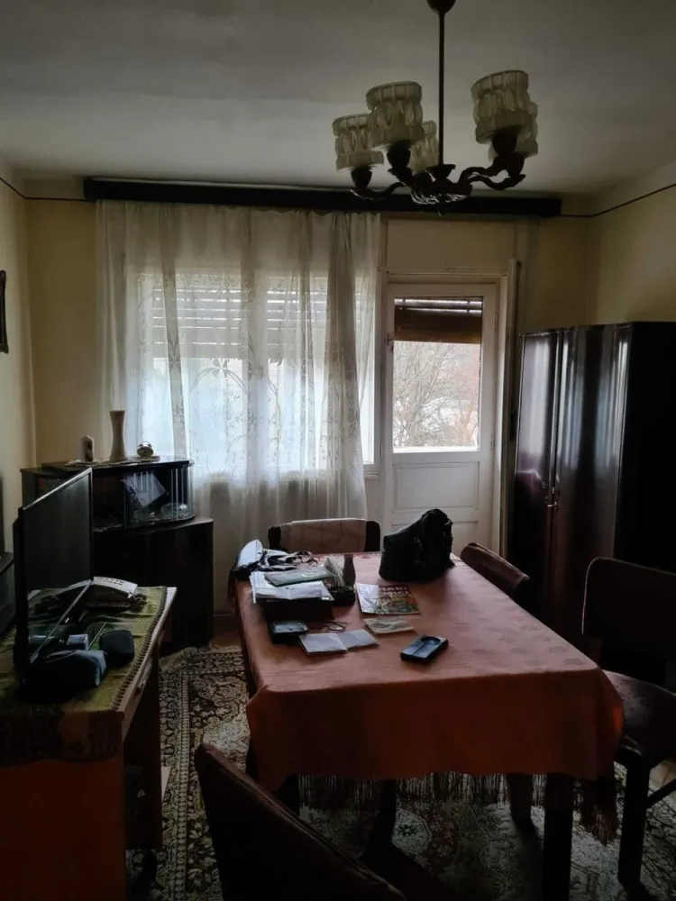 apartament 4 camere Micro 15 - Vand apartament cu 4 camere decomandate + living, bucatarie, baie+baie serviciu, camara cu geam ,balcon, pivnita in Micro 15 pe Careiului. Este aproape de statie autobus de pe Careiului, de Spitalul Judetean si Piata Somes. Se poate viziona dupa ora 16.30.

FARA INTERMEDIARI