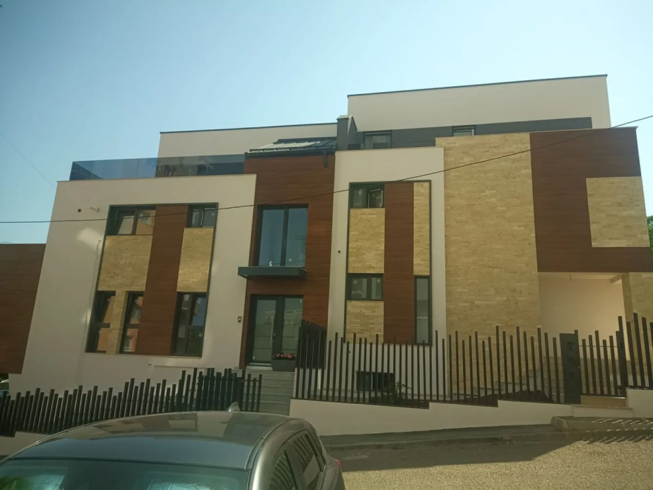 Vând casă tip duplex, spațiu comercial și garaj - Duplex modern in Cartierul Andrei Mureșanu,strada nucului Nr 2– o proprietate premium, spatioasa si luminoasa, ideala pentru cei care cauta confort si exclusivitate.

Va prezentam un duplex impresionant, construit pe regim de inaltime D+P+E+ER, cu o suprafata utila de 246,49 mp si teren de 238 mp, aflat la stadiul de semifinisat – solutia perfecta pentru a-l personaliza dupa stilul dumneavoastra. Proprietatea beneficiaza de 4 parcari exterioare si 3 locuri de parcare in garajul subteran, oferind astfel confort deplin pentru o familie moderna.

Demisolul include 3 garaje, o camera tehnica si o pivnita generoasa,acesta se poate transforma ușor în spațiu de locuit sau comercial!!!
Parterul este gandit pentru activități comerciale sau pentru locuit.
Etajul 1 ofera 3 camere confortabile, 2 bai si un balcon cu vedere deschisa.
Etajul retras pune la dispozitie 2 camere, 1 baie si o terasa spectaculoasa de 22,44 mp – locul ideal pentru momente de relaxare sau socializare in aer liber.

Proprietatea dispune de CF, astfel incat poate fi achizitionata imediat fara niciun impediment.

Un duplex modern, situat intr-o zona premium, cu un design versatil si multiple avantaje – o alegere excelenta pentru cei care apreciaza spatiul, linistea si calitatea.
Menționez că proprietatea nu are cf comun cu cealaltă unitate,este dotată cu contorizări pe fiecare nivel,și este dotată cu panouri solare, barieră și interfon și multe alte dotări necesare pentru a se putea transforma in spațiu comercial,de locuit sau de împărți în mai multe apartamente 
Se vinde de pe persoană fizică și nu mai sunt alte taxe suplimentare 
Pentru detalii si vizionari, informații suplimentare la telefon.