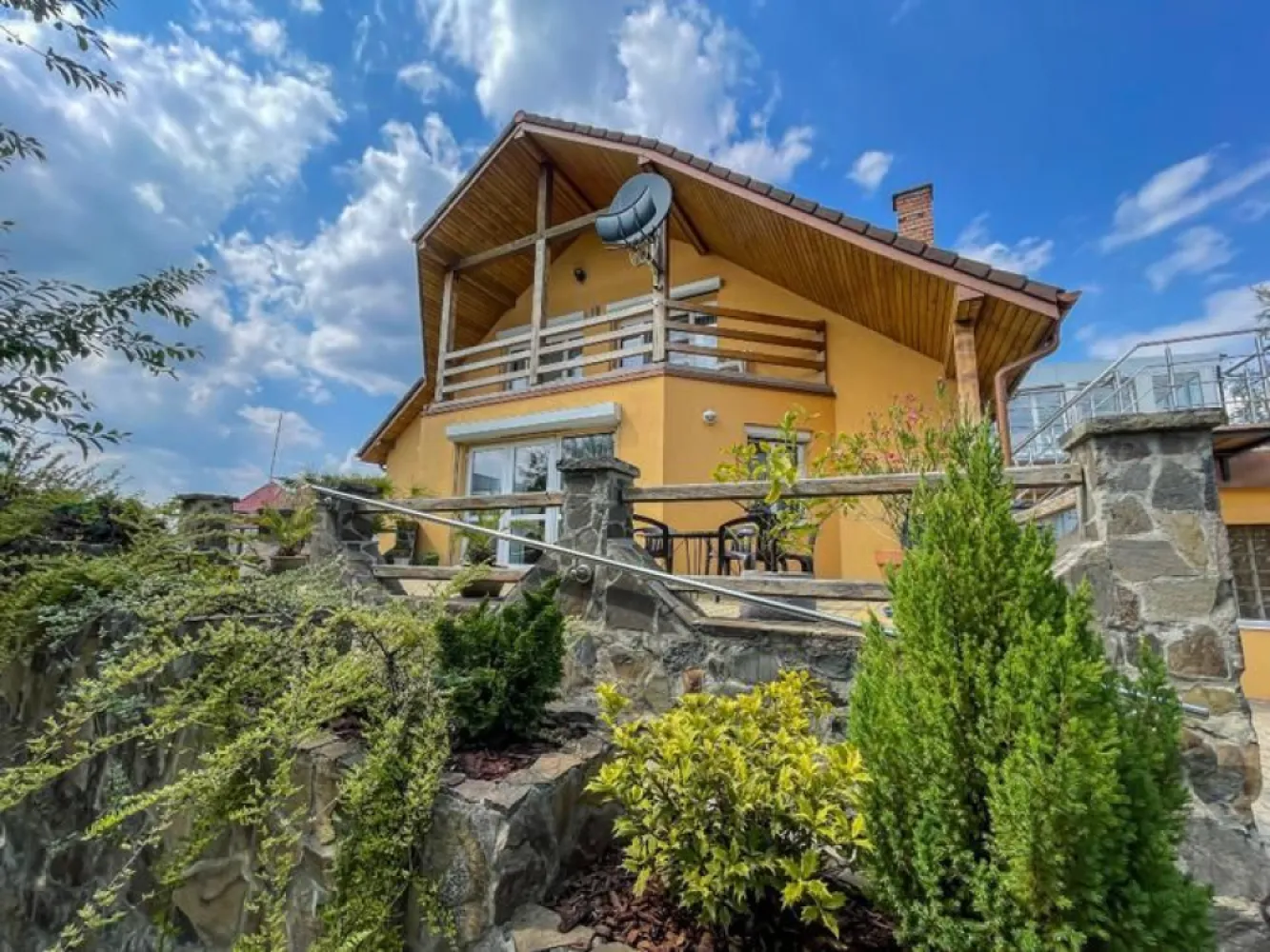 BRASADAS vinde casă tip D P M cu teren 17 ari in Bercu Roșu. - Agenția imobiliara BRASADAS vinde casa cu etaj de tip D+P+M situată în zona Bercu Roșu, cu teren de 1700 mp (17 ari) cu pomi fructiferi, posibilitate de a transforma în pensiune.
Construită în 2009 cu suprafață utilă de 412 mp, plus trei terase, una la parter de 50mp, a doua la etaj de 13 mp cu priveliște spre curte și a treia terasă de 35 mp acoperit în curte pentru grătar
Demisolul include o cameră de fitness sau atelier, bucătărie, camera tehnica (pentru centrală termică, spălătorie, baie de serviciu), cramă, cămară de depozitare.
Parterul este compus din dormitor, birou, bucătărie, cămară, baie, living generos de 72 mp cu ieșire spre terasă, (încălzire în pardoseală și horn pentru șemineu) și un garaj cu atelier cu acces în casă.
Etajul cuprinde sunt 3 dormitoare, birou, balcon, două băi, bucătărie și o grădină de iarnă cu terasă.
În curte se află un foișor și terasă acoperit cu cuptor și grătar pentru prepararea cărnii precum și un garaj exterior.
În total, imobilul dispune de:
• 4 dormitoare
• 3 băi + 1 baie de serviciu
• 2 birouri
• living spațios de 72 mp
• 3 bucătării
• atelier
• 3 terase
• 2 garaje (unul interior, unul exterior)
Clădirea este construită cu atenție la detalii și finisaje de înaltă calitate, folosind materiale premium. Fundația din beton, pereți ai subsolului din beton cu izolație împotriva infiltrațiilor cu sistem de drenaj. Pereții de rezistență ai parterului și mansardei sunt din BCA izolată termic pe exterior. 
Teren 1700 mp are deschidere la două străzi: 29 m front stradal în față, 40 m în spate.
Utilități: apă, curent, internet, gaz, canalizare plus fântână forată cu pompă. 
Străzile asfaltate pe ambele părți și cu iluminat public.
Alte dotări:
- Acoperiș din țiglă ceramică, cu sistem de scurgere pluvială
- Izolație termică și fonică superioară
- Centrală termică modernă, calorifere noi
- Bucătărie complet mobilată și utilată (inclus în preț)
- Ferestre termopan de calitate superioară
- Teren complet împrejmuit cu gard, frontal din piatră și fier forjat și gard viu în spate
- Curte complet amenajată, pavată + spațiu verde
- Sistem de supraveghere video + alarmă
- Locuință bine întreținută, pregătită pentru mutare imediată (se vinde mobilată și utilată)
Zonă și vecinătate: cartier liniștit, exclusiv rezidențial
Www.brasadas.com.