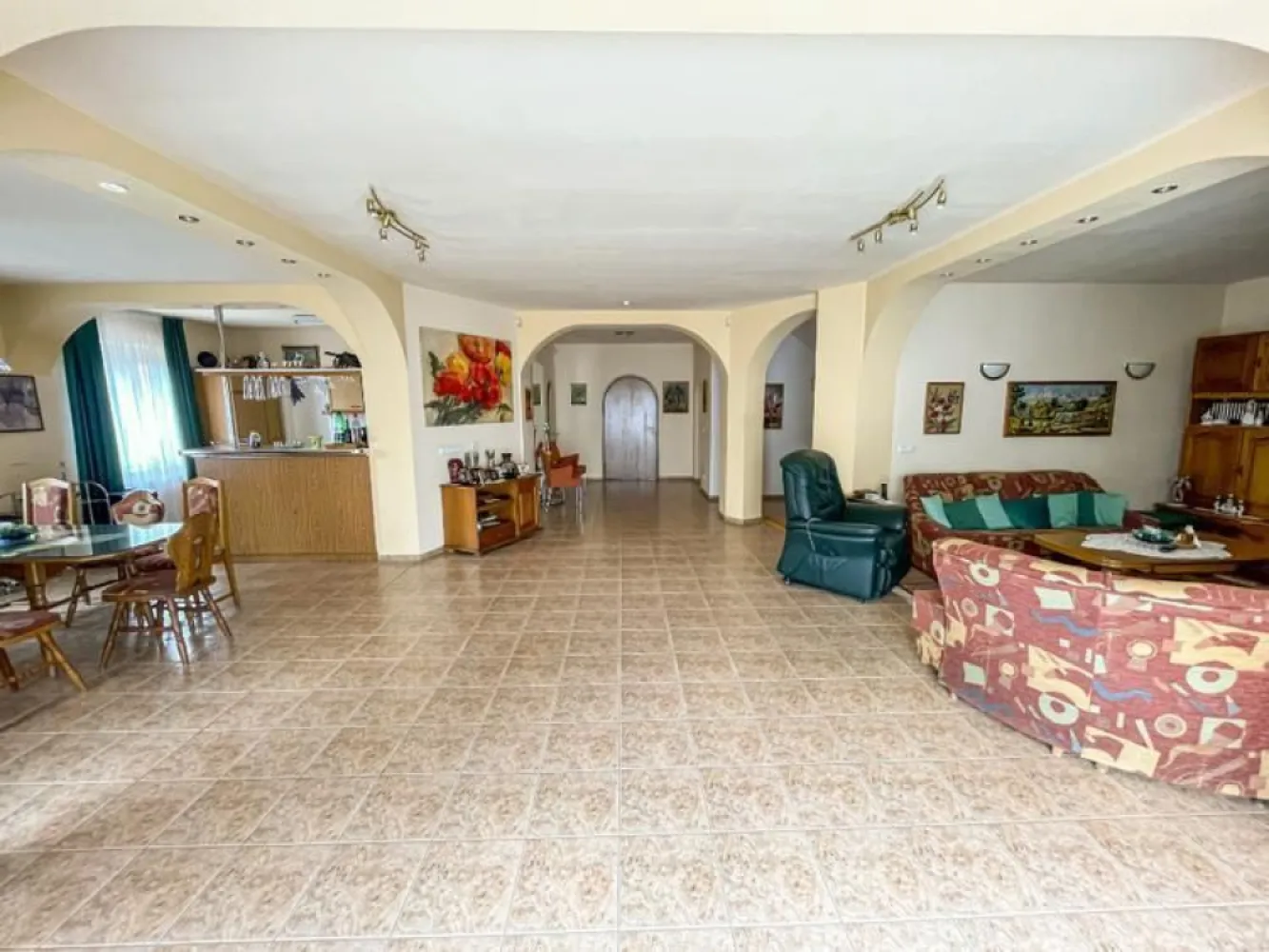 BRASADAS vinde casă tip D P M cu teren 17 ari in Bercu Roșu. - Agenția imobiliara BRASADAS vinde casa cu etaj de tip D+P+M situată în zona Bercu Roșu, cu teren de 1700 mp (17 ari) cu pomi fructiferi, posibilitate de a transforma în pensiune.
Construită în 2009 cu suprafață utilă de 412 mp, plus trei terase, una la parter de 50mp, a doua la etaj de 13 mp cu priveliște spre curte și a treia terasă de 35 mp acoperit în curte pentru grătar
Demisolul include o cameră de fitness sau atelier, bucătărie, camera tehnica (pentru centrală termică, spălătorie, baie de serviciu), cramă, cămară de depozitare.
Parterul este compus din dormitor, birou, bucătărie, cămară, baie, living generos de 72 mp cu ieșire spre terasă, (încălzire în pardoseală și horn pentru șemineu) și un garaj cu atelier cu acces în casă.
Etajul cuprinde sunt 3 dormitoare, birou, balcon, două băi, bucătărie și o grădină de iarnă cu terasă.
În curte se află un foișor și terasă acoperit cu cuptor și grătar pentru prepararea cărnii precum și un garaj exterior.
În total, imobilul dispune de:
• 4 dormitoare
• 3 băi + 1 baie de serviciu
• 2 birouri
• living spațios de 72 mp
• 3 bucătării
• atelier
• 3 terase
• 2 garaje (unul interior, unul exterior)
Clădirea este construită cu atenție la detalii și finisaje de înaltă calitate, folosind materiale premium. Fundația din beton, pereți ai subsolului din beton cu izolație împotriva infiltrațiilor cu sistem de drenaj. Pereții de rezistență ai parterului și mansardei sunt din BCA izolată termic pe exterior. 
Teren 1700 mp are deschidere la două străzi: 29 m front stradal în față, 40 m în spate.
Utilități: apă, curent, internet, gaz, canalizare plus fântână forată cu pompă. 
Străzile asfaltate pe ambele părți și cu iluminat public.
Alte dotări:
- Acoperiș din țiglă ceramică, cu sistem de scurgere pluvială
- Izolație termică și fonică superioară
- Centrală termică modernă, calorifere noi
- Bucătărie complet mobilată și utilată (inclus în preț)
- Ferestre termopan de calitate superioară
- Teren complet împrejmuit cu gard, frontal din piatră și fier forjat și gard viu în spate
- Curte complet amenajată, pavată + spațiu verde
- Sistem de supraveghere video + alarmă
- Locuință bine întreținută, pregătită pentru mutare imediată (se vinde mobilată și utilată)
Zonă și vecinătate: cartier liniștit, exclusiv rezidențial
Www.brasadas.com.