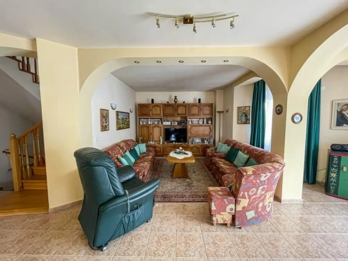 BRASADAS vinde casă tip D P M cu teren 17 ari in Bercu Roșu. - Agenția imobiliara BRASADAS vinde casa cu etaj de tip D+P+M situată în zona Bercu Roșu, cu teren de 1700 mp (17 ari) cu pomi fructiferi, posibilitate de a transforma în pensiune.
Construită în 2009 cu suprafață utilă de 412 mp, plus trei terase, una la parter de 50mp, a doua la etaj de 13 mp cu priveliște spre curte și a treia terasă de 35 mp acoperit în curte pentru grătar
Demisolul include o cameră de fitness sau atelier, bucătărie, camera tehnica (pentru centrală termică, spălătorie, baie de serviciu), cramă, cămară de depozitare.
Parterul este compus din dormitor, birou, bucătărie, cămară, baie, living generos de 72 mp cu ieșire spre terasă, (încălzire în pardoseală și horn pentru șemineu) și un garaj cu atelier cu acces în casă.
Etajul cuprinde sunt 3 dormitoare, birou, balcon, două băi, bucătărie și o grădină de iarnă cu terasă.
În curte se află un foișor și terasă acoperit cu cuptor și grătar pentru prepararea cărnii precum și un garaj exterior.
În total, imobilul dispune de:
• 4 dormitoare
• 3 băi + 1 baie de serviciu
• 2 birouri
• living spațios de 72 mp
• 3 bucătării
• atelier
• 3 terase
• 2 garaje (unul interior, unul exterior)
Clădirea este construită cu atenție la detalii și finisaje de înaltă calitate, folosind materiale premium. Fundația din beton, pereți ai subsolului din beton cu izolație împotriva infiltrațiilor cu sistem de drenaj. Pereții de rezistență ai parterului și mansardei sunt din BCA izolată termic pe exterior. 
Teren 1700 mp are deschidere la două străzi: 29 m front stradal în față, 40 m în spate.
Utilități: apă, curent, internet, gaz, canalizare plus fântână forată cu pompă. 
Străzile asfaltate pe ambele părți și cu iluminat public.
Alte dotări:
- Acoperiș din țiglă ceramică, cu sistem de scurgere pluvială
- Izolație termică și fonică superioară
- Centrală termică modernă, calorifere noi
- Bucătărie complet mobilată și utilată (inclus în preț)
- Ferestre termopan de calitate superioară
- Teren complet împrejmuit cu gard, frontal din piatră și fier forjat și gard viu în spate
- Curte complet amenajată, pavată + spațiu verde
- Sistem de supraveghere video + alarmă
- Locuință bine întreținută, pregătită pentru mutare imediată (se vinde mobilată și utilată)
Zonă și vecinătate: cartier liniștit, exclusiv rezidențial
Www.brasadas.com.