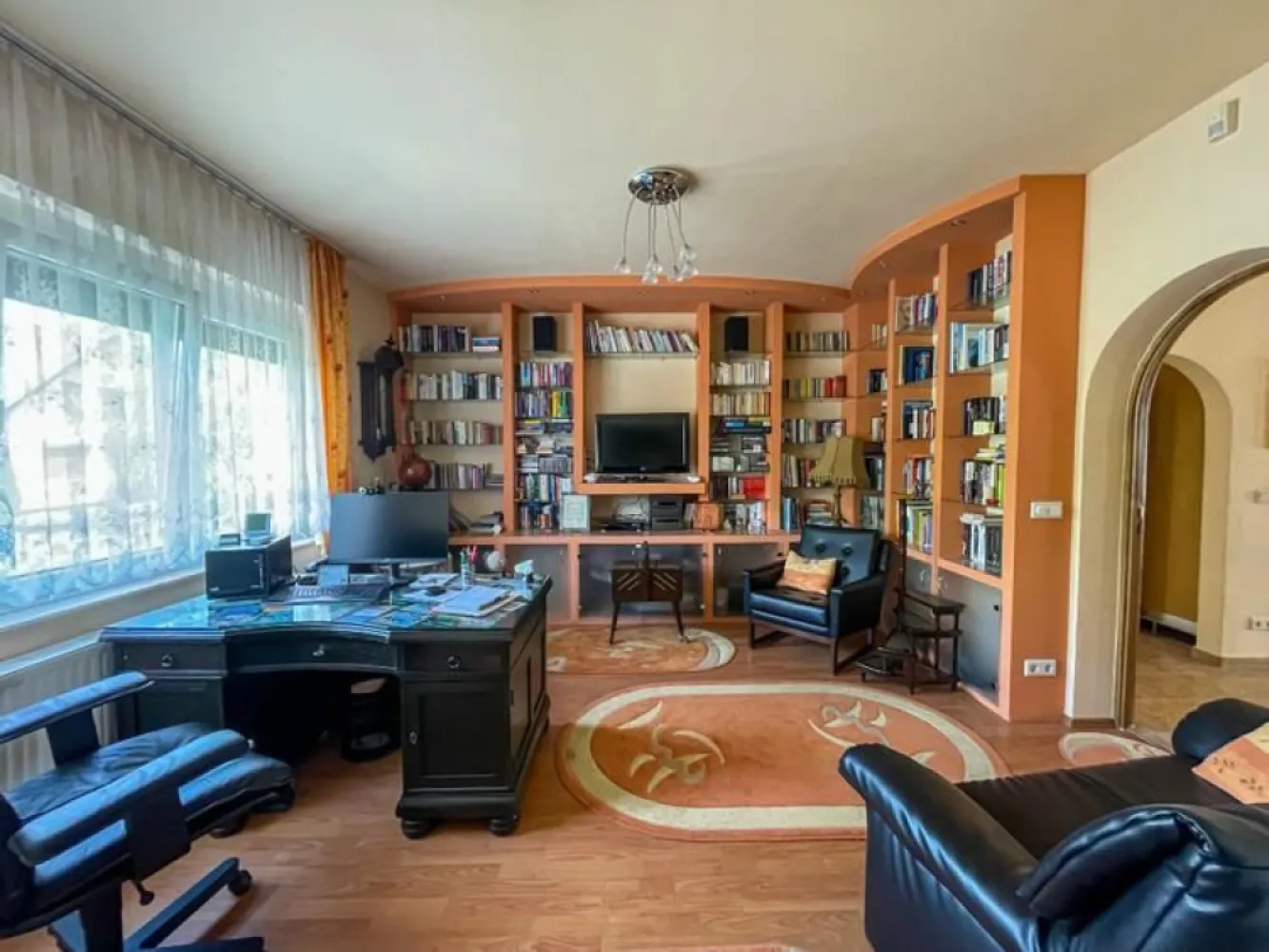 BRASADAS vinde casă tip D P M cu teren 17 ari in Bercu Roșu. - Agenția imobiliara BRASADAS vinde casa cu etaj de tip D+P+M situată în zona Bercu Roșu, cu teren de 1700 mp (17 ari) cu pomi fructiferi, posibilitate de a transforma în pensiune.
Construită în 2009 cu suprafață utilă de 412 mp, plus trei terase, una la parter de 50mp, a doua la etaj de 13 mp cu priveliște spre curte și a treia terasă de 35 mp acoperit în curte pentru grătar
Demisolul include o cameră de fitness sau atelier, bucătărie, camera tehnica (pentru centrală termică, spălătorie, baie de serviciu), cramă, cămară de depozitare.
Parterul este compus din dormitor, birou, bucătărie, cămară, baie, living generos de 72 mp cu ieșire spre terasă, (încălzire în pardoseală și horn pentru șemineu) și un garaj cu atelier cu acces în casă.
Etajul cuprinde sunt 3 dormitoare, birou, balcon, două băi, bucătărie și o grădină de iarnă cu terasă.
În curte se află un foișor și terasă acoperit cu cuptor și grătar pentru prepararea cărnii precum și un garaj exterior.
În total, imobilul dispune de:
• 4 dormitoare
• 3 băi + 1 baie de serviciu
• 2 birouri
• living spațios de 72 mp
• 3 bucătării
• atelier
• 3 terase
• 2 garaje (unul interior, unul exterior)
Clădirea este construită cu atenție la detalii și finisaje de înaltă calitate, folosind materiale premium. Fundația din beton, pereți ai subsolului din beton cu izolație împotriva infiltrațiilor cu sistem de drenaj. Pereții de rezistență ai parterului și mansardei sunt din BCA izolată termic pe exterior. 
Teren 1700 mp are deschidere la două străzi: 29 m front stradal în față, 40 m în spate.
Utilități: apă, curent, internet, gaz, canalizare plus fântână forată cu pompă. 
Străzile asfaltate pe ambele părți și cu iluminat public.
Alte dotări:
- Acoperiș din țiglă ceramică, cu sistem de scurgere pluvială
- Izolație termică și fonică superioară
- Centrală termică modernă, calorifere noi
- Bucătărie complet mobilată și utilată (inclus în preț)
- Ferestre termopan de calitate superioară
- Teren complet împrejmuit cu gard, frontal din piatră și fier forjat și gard viu în spate
- Curte complet amenajată, pavată + spațiu verde
- Sistem de supraveghere video + alarmă
- Locuință bine întreținută, pregătită pentru mutare imediată (se vinde mobilată și utilată)
Zonă și vecinătate: cartier liniștit, exclusiv rezidențial
Www.brasadas.com.