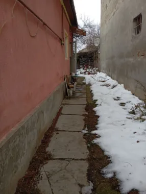 BRASADAS vinde casa 2 cam cu intrare comuna zona CENTRALA.
