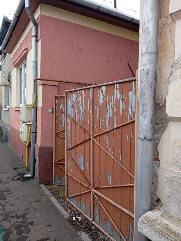 BRASADAS vinde casa 2 cam cu intrare comuna zona CENTRALA. - Agentia Imobiliara BRASADAS vinde casa situată în zonă centrală (A) . 
Casa este cu intrare comuna, teren aferent de 600 mp si conține două camere, baie, bucătărie separat de living, și o terasă destul de mare.
Terenul cuprinde 6Ari.
Www.brasadas.com.
