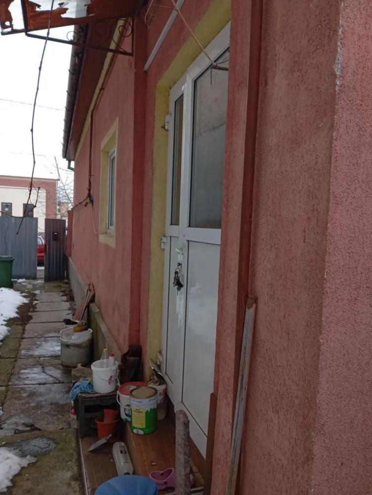 BRASADAS vinde casa 2 cam cu intrare comuna zona CENTRALA. - Agentia Imobiliara BRASADAS vinde casa situată în zonă centrală (A) . 
Casa este cu intrare comuna, teren aferent de 600 mp si conține două camere, baie, bucătărie separat de living, și o terasă destul de mare.
Terenul cuprinde 6Ari.
Www.brasadas.com.