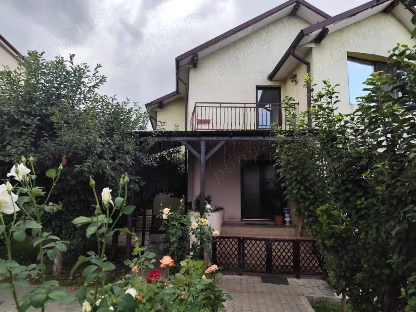 Zonă deosebită, oportunitate de investiție casă individuala in Gruia - Agentia Imobiliara BRASADAS vinde casă individuala solidă, singur in curte, amplasată intr-o zonă deosebit de liniștită din Gruia, cu acces facil la instituții, gradinite, scoli, parcuri, mijloace de transport in comun, la 10 minute pe jos de centrul Clujului.

Ideala pentru locuinta multifamiliala la care se adauga un apartament separat la demisol. 

Suprafata utila este de 300 mp.
Regimul de inaltime este: D+P+E si pod mansardabil.
Terenul este generos - 650 mp, gradina cu pomi fructiferi.
Casa este compusa din 7 camere, living ultraspatios, 4 bai, o bucatarie mare cu loc de luat masa separat, terasa, 2 balcoane, pod amenajabil pentru locuit.