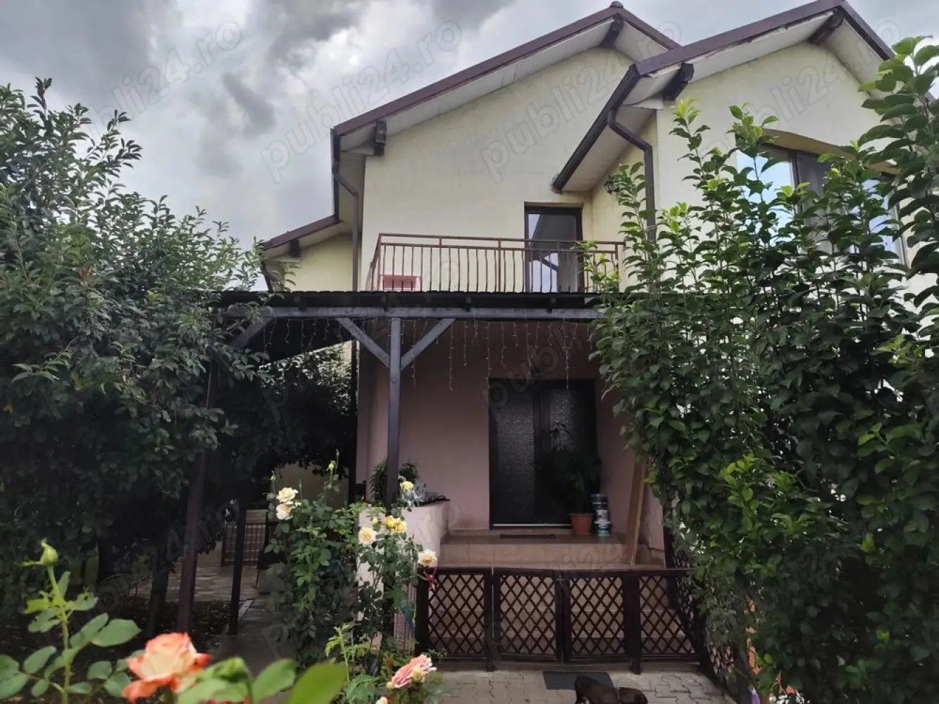 Zonă deosebită, oportunitate de investiție casă individuala in Gruia - Agentia Imobiliara BRASADAS vinde casă individuala solidă, singur in curte, amplasată intr-o zonă deosebit de liniștită din Gruia, cu acces facil la instituții, gradinite, scoli, parcuri, mijloace de transport in comun, la 10 minute pe jos de centrul Clujului.

Ideala pentru locuinta multifamiliala la care se adauga un apartament separat la demisol. 

Suprafata utila este de 300 mp.
Regimul de inaltime este: D+P+E si pod mansardabil.
Terenul este generos - 650 mp, gradina cu pomi fructiferi.
Casa este compusa din 7 camere, living ultraspatios, 4 bai, o bucatarie mare cu loc de luat masa separat, terasa, 2 balcoane, pod amenajabil pentru locuit.
