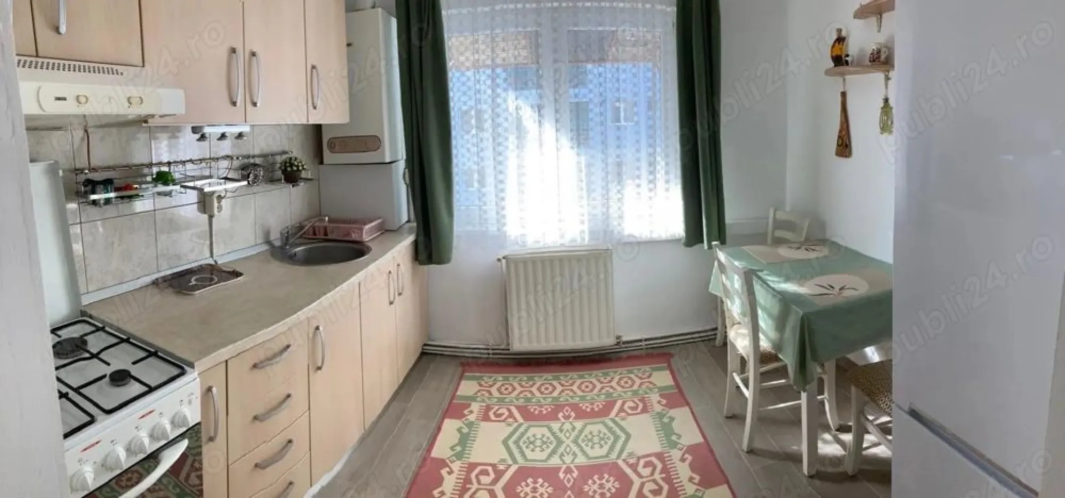 BRASADAS vinde ap 2 cam, prima etapa Micro 16 etaj 4. - Agentia Imobiliara BRASADAS vinde apartament 2 camere, semidecomandat, etaj 4 cu acoperis de poala, 54 mp utili.
Camere mari si luminoase, bucatarie spatioasa, 2 camari, geamuri termopan, balcon inchis cu termopan, centrala termica, aer conditionat.
Zona excelenta, la un pas de Lidl, piata si spital.
Mobilat si utilat cum se vede in poze.
Www.brasadas.com.