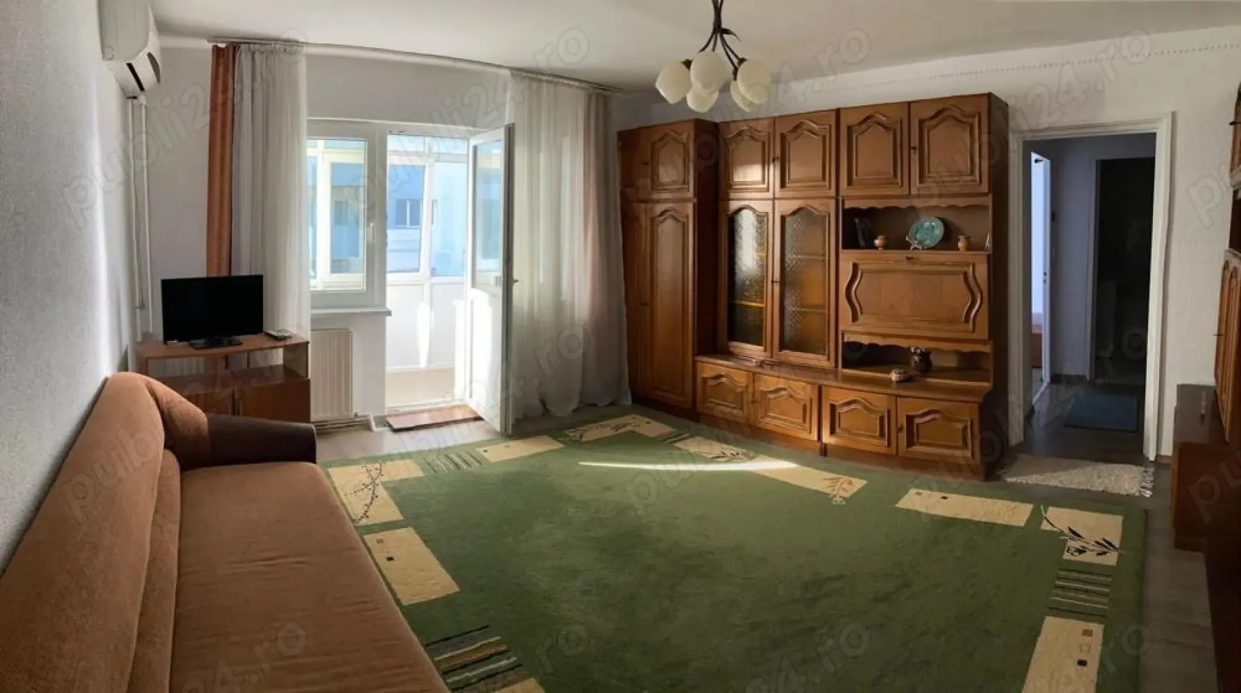 BRASADAS vinde ap 2 cam, prima etapa Micro 16 etaj 4. - Agentia Imobiliara BRASADAS vinde apartament 2 camere, semidecomandat, etaj 4 cu acoperis de poala, 54 mp utili.
Camere mari si luminoase, bucatarie spatioasa, 2 camari, geamuri termopan, balcon inchis cu termopan, centrala termica, aer conditionat.
Zona excelenta, la un pas de Lidl, piata si spital.
Mobilat si utilat cum se vede in poze.
Www.brasadas.com.