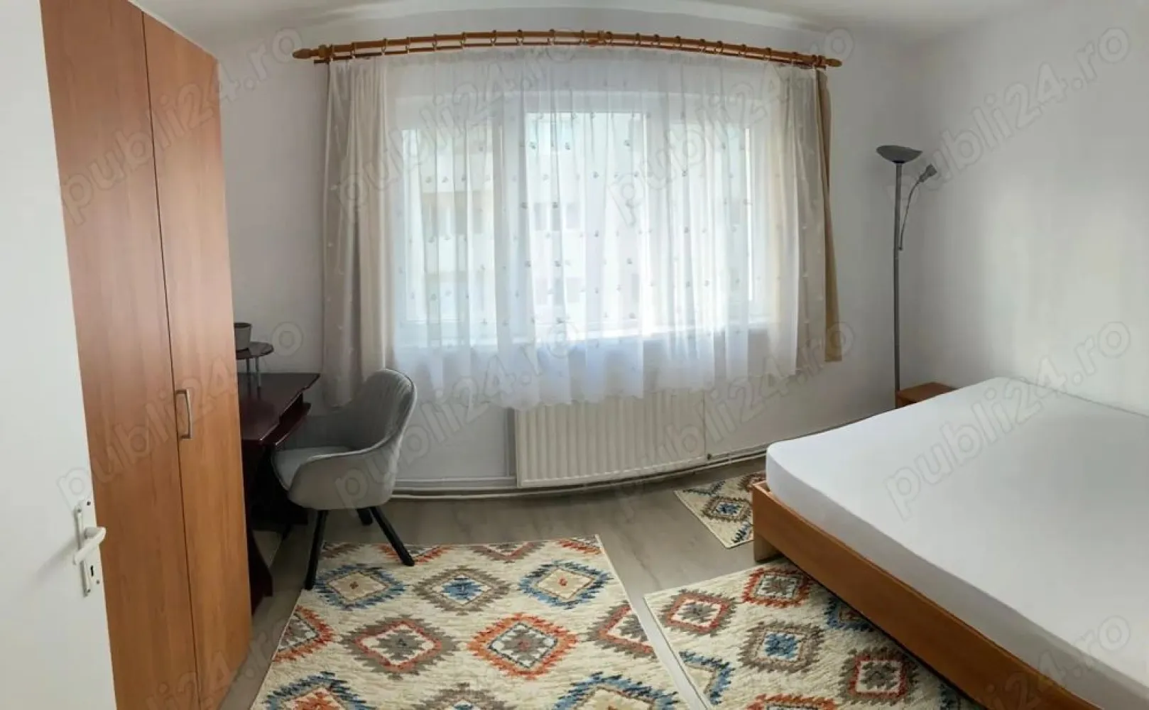 BRASADAS vinde ap 2 cam, prima etapa Micro 16 etaj 4. - Agentia Imobiliara BRASADAS vinde apartament 2 camere, semidecomandat, etaj 4 cu acoperis de poala, 54 mp utili.
Camere mari si luminoase, bucatarie spatioasa, 2 camari, geamuri termopan, balcon inchis cu termopan, centrala termica, aer conditionat.
Zona excelenta, la un pas de Lidl, piata si spital.
Mobilat si utilat cum se vede in poze.
Www.brasadas.com.