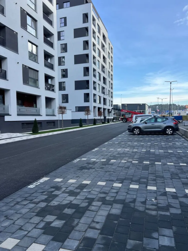 Apartament de vânzare în complexul Columna ( vivo ) Cluj - Persoană fizică, vând apartament cu două camere în complexul Columna , cu acces direct din parcarea Vivo Mol, 53mp utili și 4mp logie ,Apartamentul este nou, finisat , mobilat și utilat. Compartimentat în living cu bucătărie foarte spațios, dormitor cu baie , plus o baie de serviciu, iar poziționarea apartamentului este sud-est.Materiale premium atât în realizarea complexului cât și cele folosite la finisarea apartamentului. Viitorul proprietar va beneficia de acces rapid în oraș , magazine , stații de autobuz iar pe viitor , una din stațiile de metrou se va deschide la aproximativ 200 de metri față de imobil. Prețul de vânzare este de 198000€ . Dețin și o parcare exterioară cu CF separat.