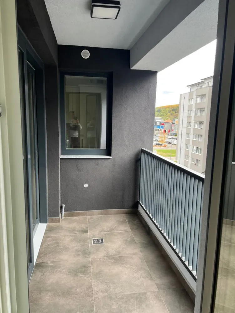 Apartament de vânzare în complexul Columna ( vivo ) Cluj - Persoană fizică, vând apartament cu două camere în complexul Columna , cu acces direct din parcarea Vivo Mol, 53mp utili și 4mp logie ,Apartamentul este nou, finisat , mobilat și utilat. Compartimentat în living cu bucătărie foarte spațios, dormitor cu baie , plus o baie de serviciu, iar poziționarea apartamentului este sud-est.Materiale premium atât în realizarea complexului cât și cele folosite la finisarea apartamentului. Viitorul proprietar va beneficia de acces rapid în oraș , magazine , stații de autobuz iar pe viitor , una din stațiile de metrou se va deschide la aproximativ 200 de metri față de imobil. Prețul de vânzare este de 198000€ . Dețin și o parcare exterioară cu CF separat.