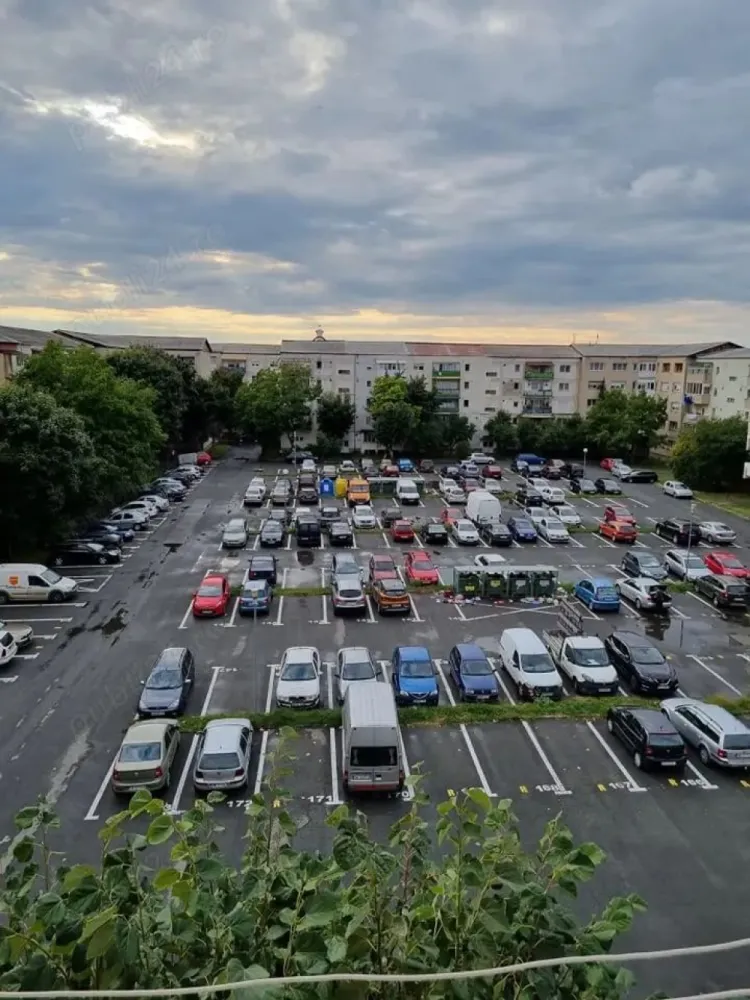 BRASADAS vinde ap 3 cam etaj 4/4 70mp Micro 16. - Agenția imobiliara BRASADAS vinde apartamet cu 3 camere utilat mobilat cu tot ce este in el . Apartamentul este in Micro 16 etaj 4/4, acoperis cu poala, 70mp. 
Doua camere sunt decomandate una este living open space, doua bai, balcon, debara mare, microcentrala, termopan, aer conditionat. 
Zona este foarte buna, este langa parcul Linistii, Policlinica, farmacii, magazine aproape, scoala, gradinita, digul Somes, scara curata, renovata, vecini cumsecade. 
Www.brasadas.com.