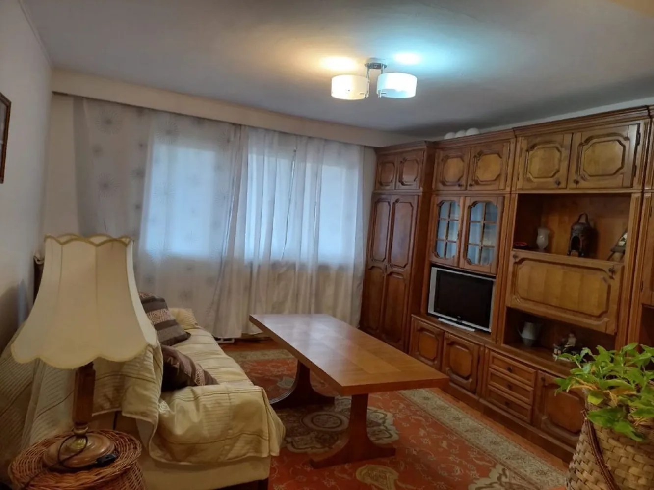 Vand Apartament 3 camere, Micro 16 Satu Mare - Vând apartament 3 camere str Careiului prima etapa,la pretul de 69.999 euro negociabil.

Apartamentul se afla la etajul 4, are 75m2, este decomandat, are balcon + 2 bai si 3 camere + bucătărie. Acoperișul nu are probleme, nu exista infiltrații si este in garantie pe inca 7 ani. Este situat intr o zona excelenta,aproape de mall,lidl,spital nou,scoala,gradinită. Acceptam si credit ipotecar.