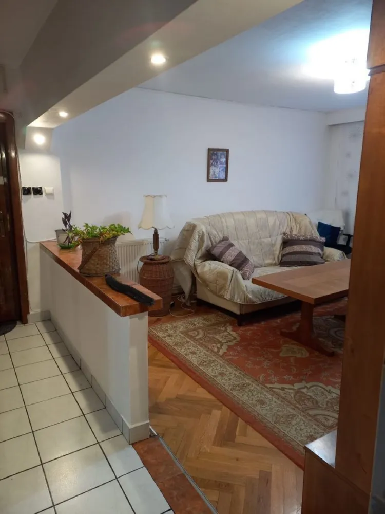 Vand Apartament 3 camere, Micro 16 Satu Mare - Vând apartament 3 camere str Careiului prima etapa,la pretul de 69.999 euro negociabil.

Apartamentul se afla la etajul 4, are 75m2, este decomandat, are balcon + 2 bai si 3 camere + bucătărie. Acoperișul nu are probleme, nu exista infiltrații si este in garantie pe inca 7 ani. Este situat intr o zona excelenta,aproape de mall,lidl,spital nou,scoala,gradinită. Acceptam si credit ipotecar.