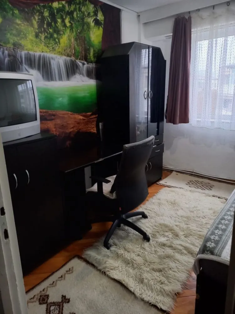 Vand Apartament 3 camere, Micro 16 Satu Mare - Vând apartament 3 camere str Careiului prima etapa,la pretul de 69.999 euro negociabil.

Apartamentul se afla la etajul 4, are 75m2, este decomandat, are balcon + 2 bai si 3 camere + bucătărie. Acoperișul nu are probleme, nu exista infiltrații si este in garantie pe inca 7 ani. Este situat intr o zona excelenta,aproape de mall,lidl,spital nou,scoala,gradinită. Acceptam si credit ipotecar.