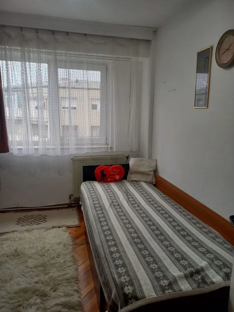Vand Apartament 3 camere, Micro 16 Satu Mare - Vând apartament 3 camere str Careiului prima etapa,la pretul de 69.999 euro negociabil.

Apartamentul se afla la etajul 4, are 75m2, este decomandat, are balcon + 2 bai si 3 camere + bucătărie. Acoperișul nu are probleme, nu exista infiltrații si este in garantie pe inca 7 ani. Este situat intr o zona excelenta,aproape de mall,lidl,spital nou,scoala,gradinită. Acceptam si credit ipotecar.