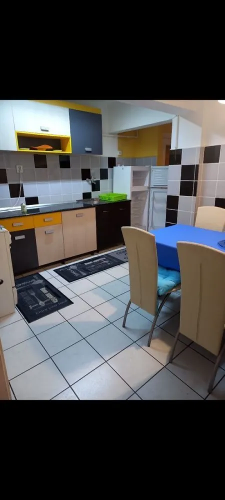 Vand Apartament 3 camere, Micro 16 Satu Mare - Vând apartament 3 camere str Careiului prima etapa,la pretul de 69.999 euro negociabil.

Apartamentul se afla la etajul 4, are 75m2, este decomandat, are balcon + 2 bai si 3 camere + bucătărie. Acoperișul nu are probleme, nu exista infiltrații si este in garantie pe inca 7 ani. Este situat intr o zona excelenta,aproape de mall,lidl,spital nou,scoala,gradinită. Acceptam si credit ipotecar.