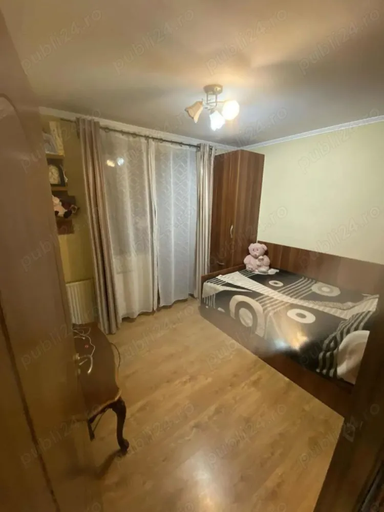 BRASADAS vinde ap 3 cam ( zonă liniștită ). - Agentia Imobiliara BRASADAS vinde apartament cu 3 camere in zona 14 Mai.
Descriere:
Vă oferim spre vânzare un apartament modern, spațios și luminos, perfect pentru familii sau cupluri care își doresc confort, intimitate sau chiar investiție pentru închiriere.
 Suprafață: 70 mp
 3 camere (living open space cu bucătăria + 2 dormitoare)
 2 băi 
 Curte împrejmuită, acces direct din bloc ideal pentru relaxare, pentru copii sau animale de companie.
 Zonă liniștită, aproape de școli, magazine și mijloace de transport
 Apartamentul combină funcționalitatea cu designul modern, oferind un spațiu primitor și practic.
 Www.brasadas.com.