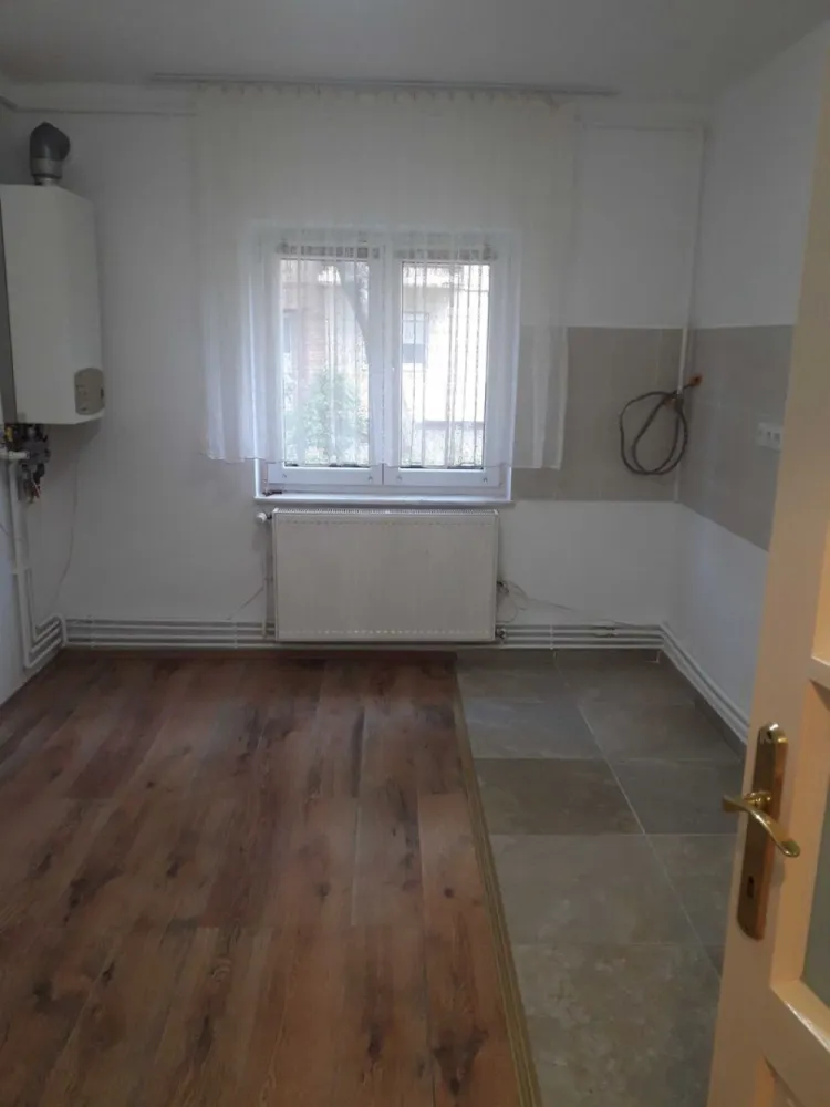 Vând apartament 3 camere , micro 17, destinație spțiu comercial - Vînd apartament cu 3 camere la parter(spațiu comercial) , se poate folosi și pentru activități medicale sau comerciale, Zona micro 17 , preț 75000 de euro.
 Este compus din 3 camere, bucătărie, 2 băi, 2 holuri, intrare separată.
Este renovat schimbat țevile de apă, canalizare, rețeaua de curent, uși interioare.
Încălzire cu centrală termică și calorifere, într-o cameră este încălzire în pardosea.