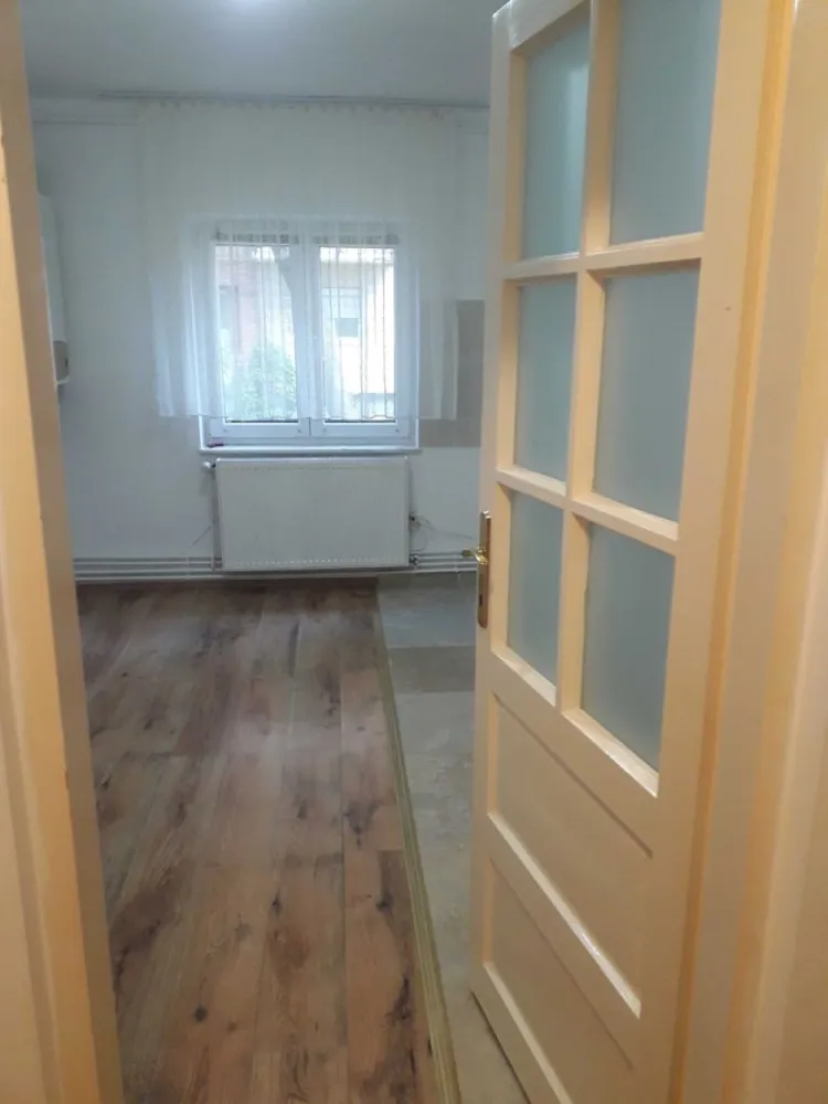 Vând apartament 3 camere , micro 17, destinație spțiu comercial - Vînd apartament cu 3 camere la parter(spațiu comercial) , se poate folosi și pentru activități medicale sau comerciale, Zona micro 17 , preț 75000 de euro.
 Este compus din 3 camere, bucătărie, 2 băi, 2 holuri, intrare separată.
Este renovat schimbat țevile de apă, canalizare, rețeaua de curent, uși interioare.
Încălzire cu centrală termică și calorifere, într-o cameră este încălzire în pardosea.