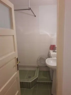 Vând apartament 3 camere , micro 17, destinație spțiu comercial