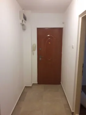 Vând apartament 3 camere , micro 17, destinație spțiu comercial