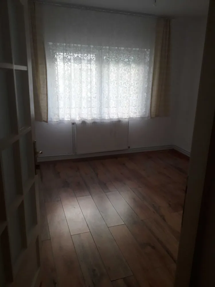 Vând apartament 3 camere , micro 17, destinație spțiu comercial - Vînd apartament cu 3 camere la parter(spațiu comercial) , se poate folosi și pentru activități medicale sau comerciale, Zona micro 17 , preț 75000 de euro.
 Este compus din 3 camere, bucătărie, 2 băi, 2 holuri, intrare separată.
Este renovat schimbat țevile de apă, canalizare, rețeaua de curent, uși interioare.
Încălzire cu centrală termică și calorifere, într-o cameră este încălzire în pardosea.