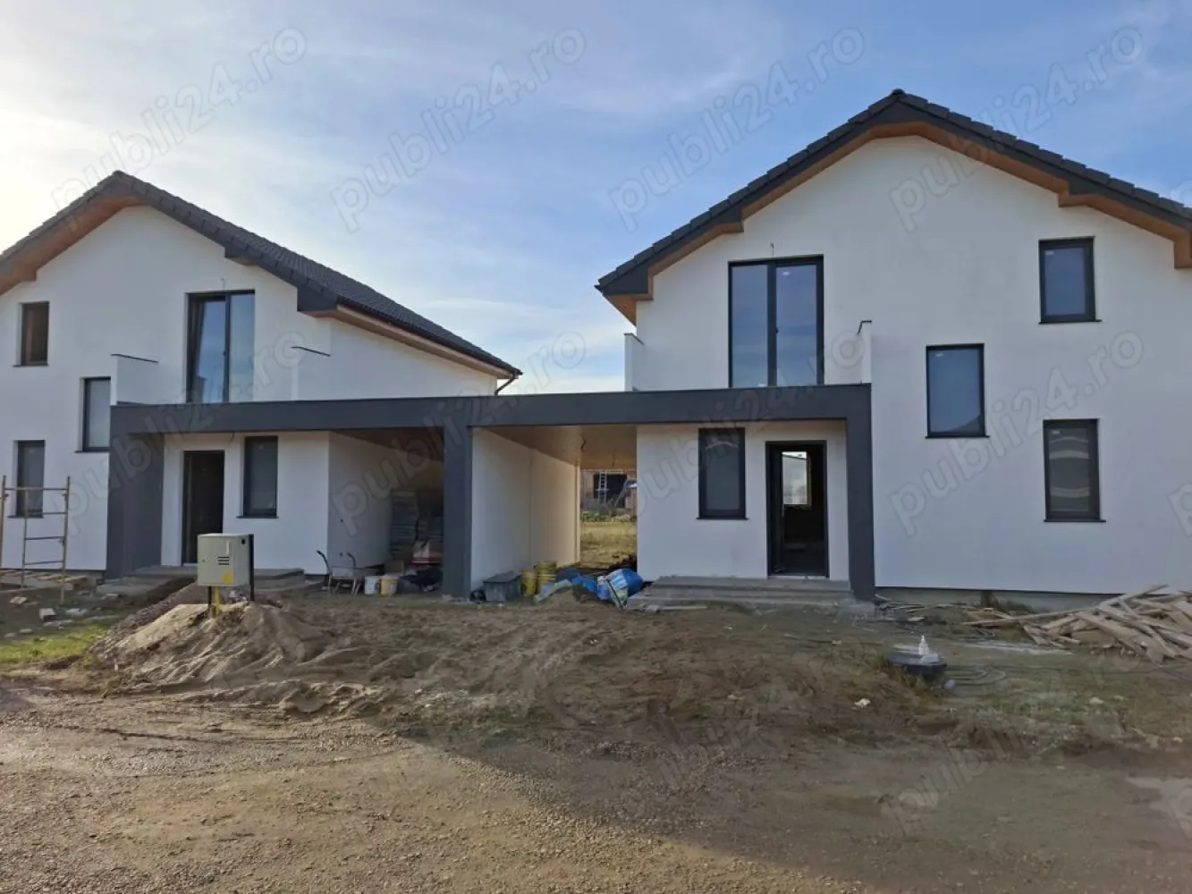 Vand casa tip P+M Martinesti - De vanzare casa cu mansarda constructie noua in zona Martinesti.

Suprafata construita de 128mp, utila 105mp+

Terasa acoperita 12,5mp + Balcon 3mp + Parcare acoperita 21mp

Teren 4,44 ari

Parter: compus din living cu bucatarie open space cu iesire in terasa, hol, baie, camara.

Mansarda: 3 camere, balcon, hol, baie

Utilitati: apa, gaz, curent trifazic, centrala, incalzire in pardoseala

Izolatie acoperis cu spuma poliuretanica de 15cm

Stadiu de predare: semifinisat,gard,intrare si parcare betonata

Pret: 124000 Euro