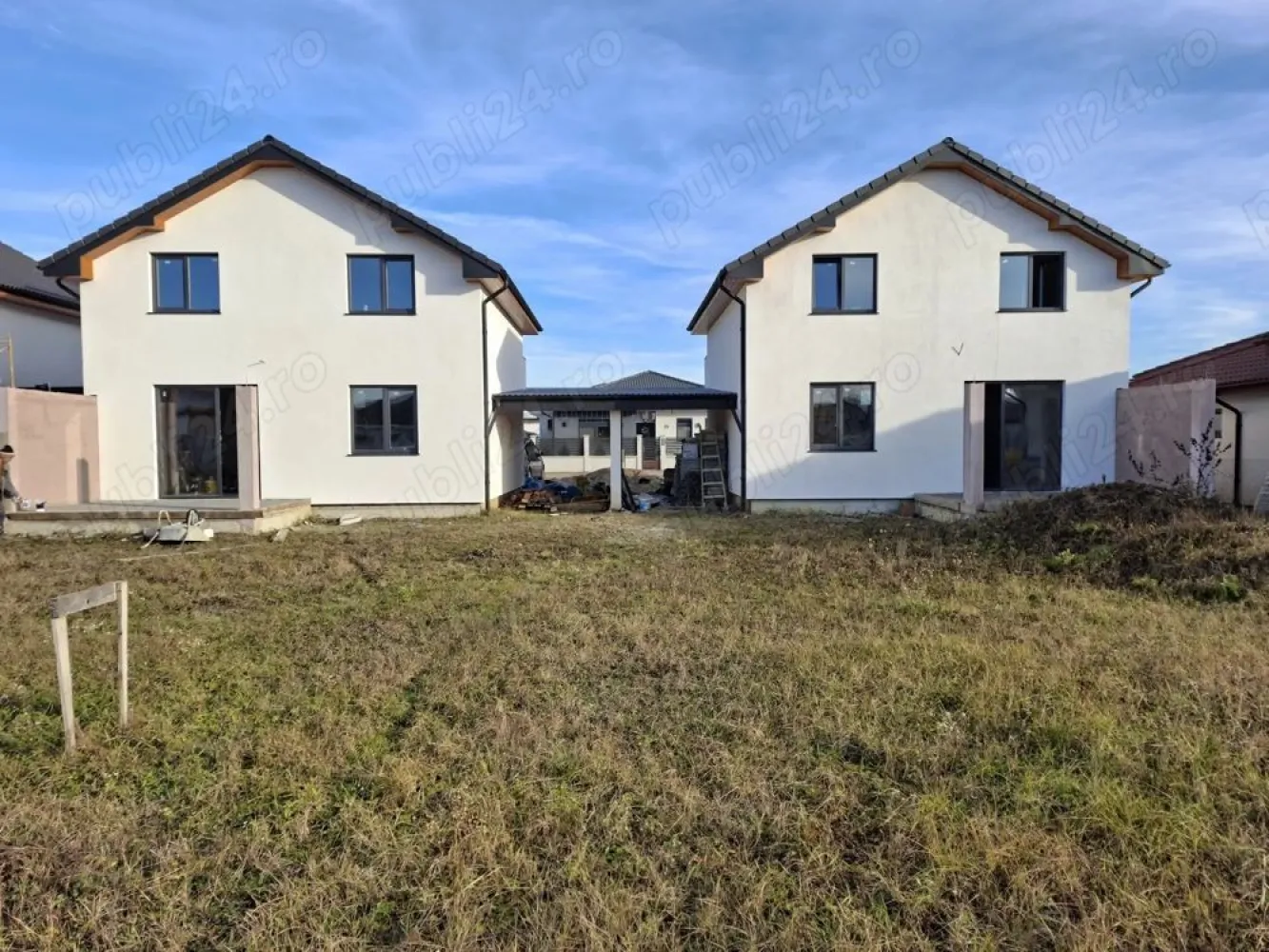 Vand casa tip P+M Martinesti - De vanzare casa cu mansarda constructie noua in zona Martinesti.

Suprafata construita de 128mp, utila 105mp+

Terasa acoperita 12,5mp + Balcon 3mp + Parcare acoperita 21mp

Teren 4,44 ari

Parter: compus din living cu bucatarie open space cu iesire in terasa, hol, baie, camara.

Mansarda: 3 camere, balcon, hol, baie

Utilitati: apa, gaz, curent trifazic, centrala, incalzire in pardoseala

Izolatie acoperis cu spuma poliuretanica de 15cm

Stadiu de predare: semifinisat,gard,intrare si parcare betonata

Pret: 124000 Euro