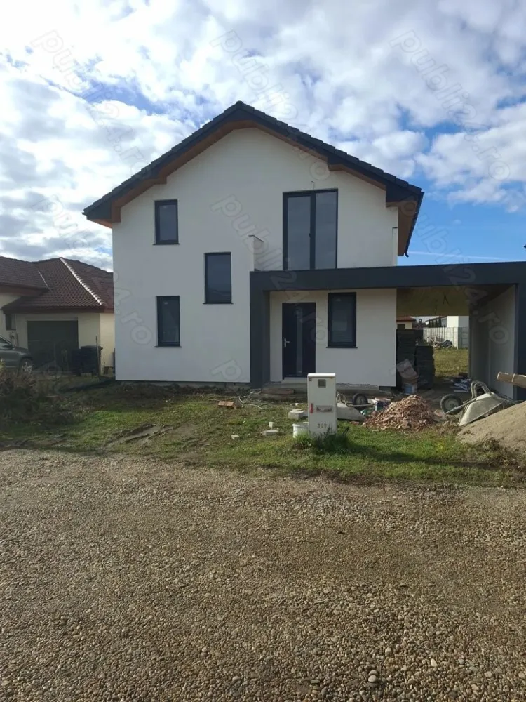 Vand casa tip P+M Martinesti - De vanzare casa cu mansarda constructie noua in zona Martinesti.

Suprafata construita de 128mp, utila 105mp+

Terasa acoperita 12,5mp + Balcon 3mp + Parcare acoperita 21mp

Teren 4,44 ari

Parter: compus din living cu bucatarie open space cu iesire in terasa, hol, baie, camara.

Mansarda: 3 camere, balcon, hol, baie

Utilitati: apa, gaz, curent trifazic, centrala, incalzire in pardoseala

Izolatie acoperis cu spuma poliuretanica de 15cm

Stadiu de predare: semifinisat,gard,intrare si parcare betonata

Pret: 124000 Euro