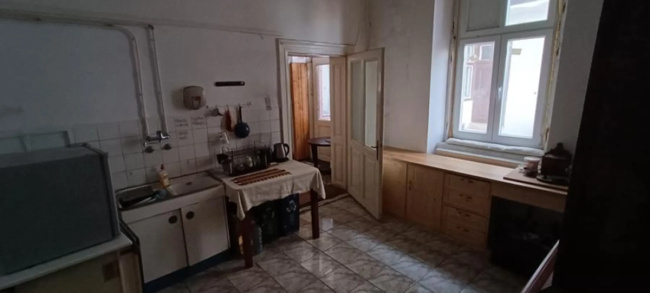 Apartament ultracentral de 100m2 de vânzare - Apartament ultracentral, elegant și spațios de vânzare. 
Apartamentul are suprafața utilă de 100,07 M2, fiind compus din: 3 camere mari, 1 antreu, 1 bucătărie spațioasă, 1 baie, 1 cămară de alimente, cu cotă parte din pivnița renovată recent, curtea comună cu posibilitate de parcare și spațiul de depozitare din parter. Are centrală proprie, 2 geamuri de termopan și 2 geamuri + ușa de intrare clasice.
Clădirea face parte dintr-un ansamblu istoric și a fost renovat cu câțiva în urmă, cu toate actele în regulă.
Interiorul apartamentului necesită renovări, se vinde nemobilat.
Direct de la proprietar, ușor negociabil.