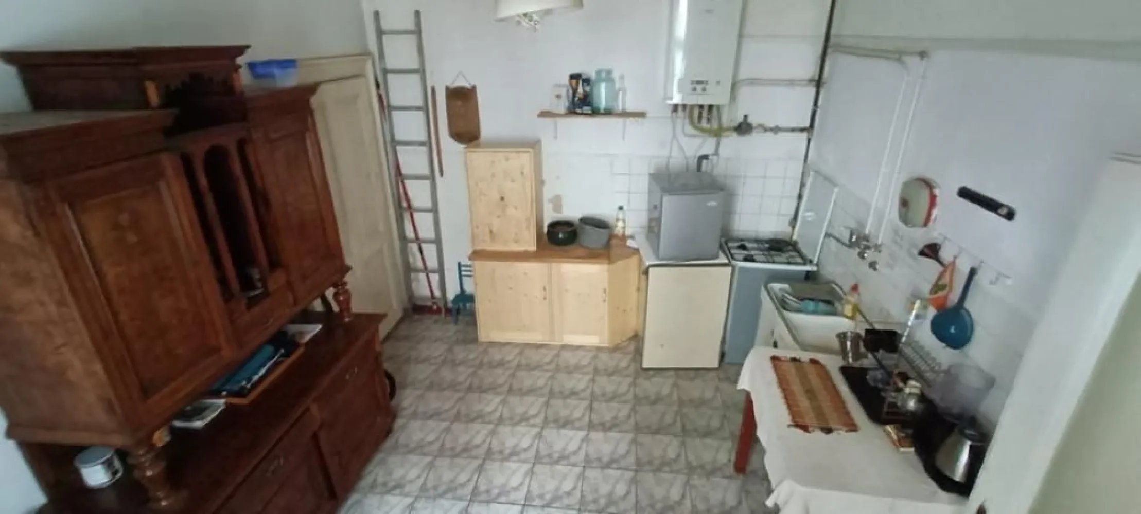 Apartament ultracentral de 100m2 de vânzare - Apartament ultracentral, elegant și spațios de vânzare. 
Apartamentul are suprafața utilă de 100,07 M2, fiind compus din: 3 camere mari, 1 antreu, 1 bucătărie spațioasă, 1 baie, 1 cămară de alimente, cu cotă parte din pivnița renovată recent, curtea comună cu posibilitate de parcare și spațiul de depozitare din parter. Are centrală proprie, 2 geamuri de termopan și 2 geamuri + ușa de intrare clasice.
Clădirea face parte dintr-un ansamblu istoric și a fost renovat cu câțiva în urmă, cu toate actele în regulă.
Interiorul apartamentului necesită renovări, se vinde nemobilat.
Direct de la proprietar, ușor negociabil.