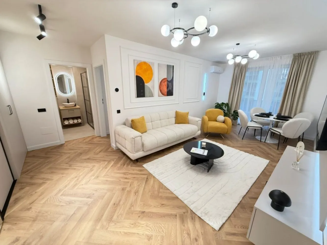 PF / Vând Apartament 2 Camere / Elite City / La Cheie/Parcarea Subtera - City, Cluj-Napoca 

Persoana Fizica!

Locație: Elite City, Cluj-Napoca
Etaj: 2 / bloc nou, dotat cu lift
Suprafață utilă: 58 mp + terasă generoasă de 12 mp

Descriere apartament

Apartament modern, situat într-un ansamblu rezidențial exclusivist, construit la standarde superioare:

Compartimentare inteligentă: bucătărie, living, dormitor, baie

Stadiu :finisat, mobilat la cheie

Absolut totul nou și în garanție 

Încălzire în pardoseală cu termostat individual pe camere

Izolație exterioară cu vată bazaltică – eficiență termică ridicată

Sistem antiincendiu integrat în clădire

Jaluzele electrice pentru un plus de confort 
Video interfon și acces securizat

Facilități ansamblu Elite City
Complex rezidențial smart & nZEB, construit la cele mai noi standarde

Spații verzi, parc, pistă de alergare, teren sportiv

Supermarket și spații comerciale în incintă

Școală și creșă în apropiere

Acces facil la transportul în comun și puncte de interes
Preț 220.000 euro
Parcarea subterana 20.000 euro