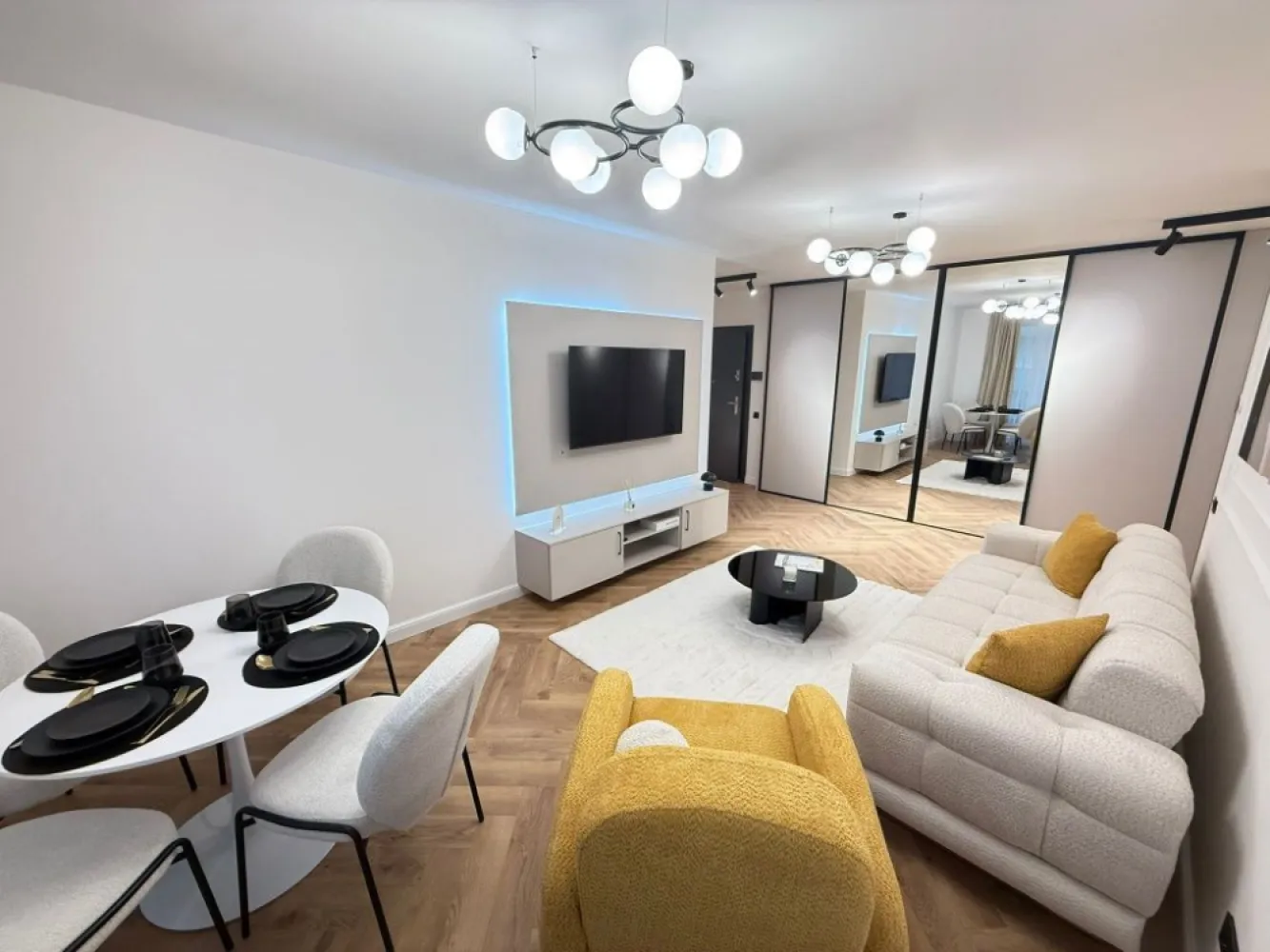 PF / Vând Apartament 2 Camere / Elite City / La Cheie/Parcarea Subtera - City, Cluj-Napoca 

Persoana Fizica!

Locație: Elite City, Cluj-Napoca
Etaj: 2 / bloc nou, dotat cu lift
Suprafață utilă: 58 mp + terasă generoasă de 12 mp

Descriere apartament

Apartament modern, situat într-un ansamblu rezidențial exclusivist, construit la standarde superioare:

Compartimentare inteligentă: bucătărie, living, dormitor, baie

Stadiu :finisat, mobilat la cheie

Absolut totul nou și în garanție 

Încălzire în pardoseală cu termostat individual pe camere

Izolație exterioară cu vată bazaltică – eficiență termică ridicată

Sistem antiincendiu integrat în clădire

Jaluzele electrice pentru un plus de confort 
Video interfon și acces securizat

Facilități ansamblu Elite City
Complex rezidențial smart & nZEB, construit la cele mai noi standarde

Spații verzi, parc, pistă de alergare, teren sportiv

Supermarket și spații comerciale în incintă

Școală și creșă în apropiere

Acces facil la transportul în comun și puncte de interes
Preț 220.000 euro
Parcarea subterana 20.000 euro