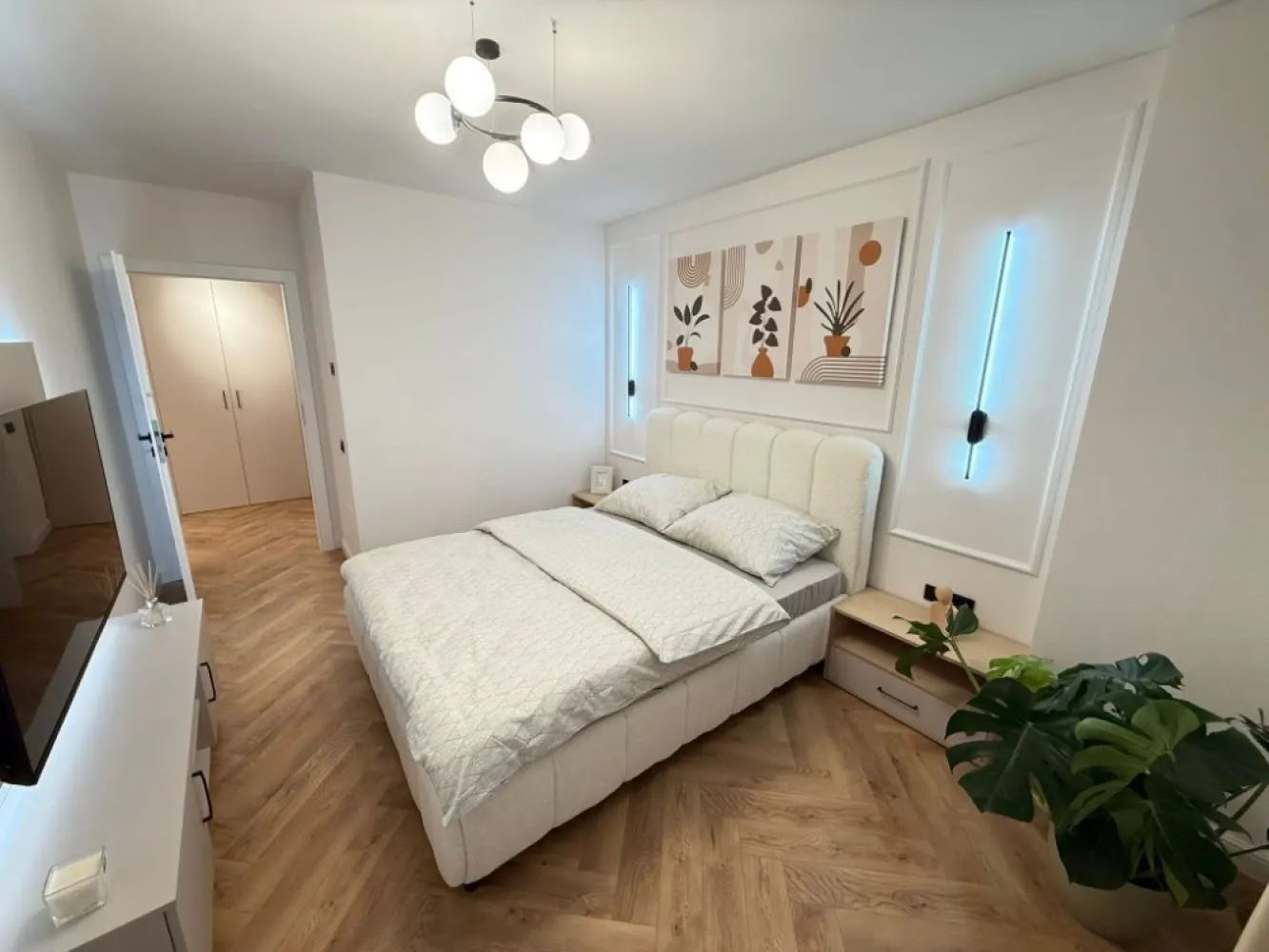 PF / Vând Apartament 2 Camere / Elite City / La Cheie/Parcarea Subtera - City, Cluj-Napoca 

Persoana Fizica!

Locație: Elite City, Cluj-Napoca
Etaj: 2 / bloc nou, dotat cu lift
Suprafață utilă: 58 mp + terasă generoasă de 12 mp

Descriere apartament

Apartament modern, situat într-un ansamblu rezidențial exclusivist, construit la standarde superioare:

Compartimentare inteligentă: bucătărie, living, dormitor, baie

Stadiu :finisat, mobilat la cheie

Absolut totul nou și în garanție 

Încălzire în pardoseală cu termostat individual pe camere

Izolație exterioară cu vată bazaltică – eficiență termică ridicată

Sistem antiincendiu integrat în clădire

Jaluzele electrice pentru un plus de confort 
Video interfon și acces securizat

Facilități ansamblu Elite City
Complex rezidențial smart & nZEB, construit la cele mai noi standarde

Spații verzi, parc, pistă de alergare, teren sportiv

Supermarket și spații comerciale în incintă

Școală și creșă în apropiere

Acces facil la transportul în comun și puncte de interes
Preț 220.000 euro
Parcarea subterana 20.000 euro