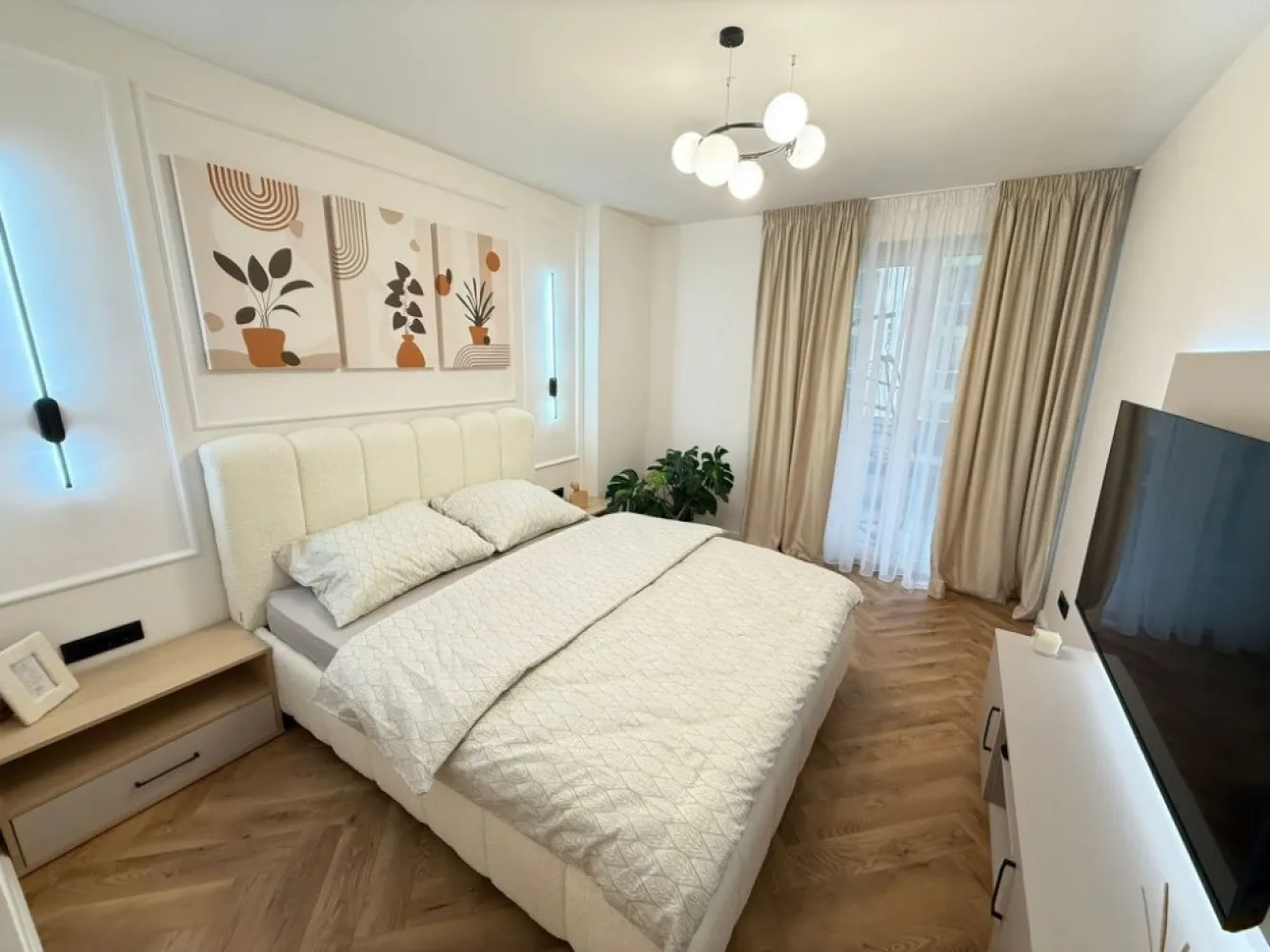 PF / Vând Apartament 2 Camere / Elite City / La Cheie/Parcarea Subtera - City, Cluj-Napoca 

Persoana Fizica!

Locație: Elite City, Cluj-Napoca
Etaj: 2 / bloc nou, dotat cu lift
Suprafață utilă: 58 mp + terasă generoasă de 12 mp

Descriere apartament

Apartament modern, situat într-un ansamblu rezidențial exclusivist, construit la standarde superioare:

Compartimentare inteligentă: bucătărie, living, dormitor, baie

Stadiu :finisat, mobilat la cheie

Absolut totul nou și în garanție 

Încălzire în pardoseală cu termostat individual pe camere

Izolație exterioară cu vată bazaltică – eficiență termică ridicată

Sistem antiincendiu integrat în clădire

Jaluzele electrice pentru un plus de confort 
Video interfon și acces securizat

Facilități ansamblu Elite City
Complex rezidențial smart & nZEB, construit la cele mai noi standarde

Spații verzi, parc, pistă de alergare, teren sportiv

Supermarket și spații comerciale în incintă

Școală și creșă în apropiere

Acces facil la transportul în comun și puncte de interes
Preț 220.000 euro
Parcarea subterana 20.000 euro