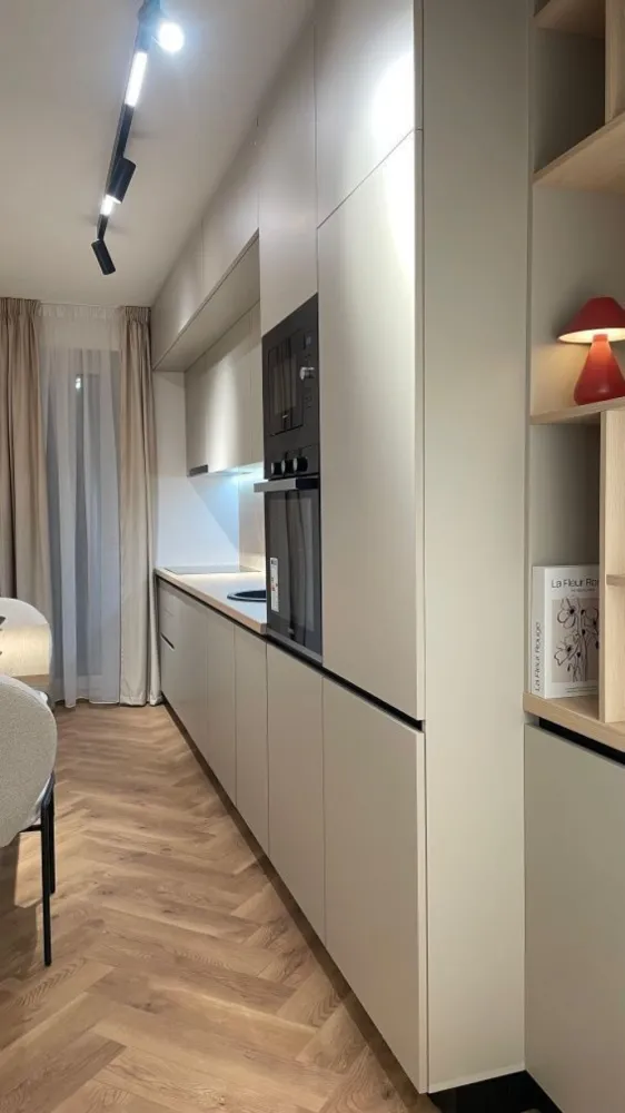 PF / Vând Apartament 2 Camere / Elite City / La Cheie/Parcarea Subtera - City, Cluj-Napoca 

Persoana Fizica!

Locație: Elite City, Cluj-Napoca
Etaj: 2 / bloc nou, dotat cu lift
Suprafață utilă: 58 mp + terasă generoasă de 12 mp

Descriere apartament

Apartament modern, situat într-un ansamblu rezidențial exclusivist, construit la standarde superioare:

Compartimentare inteligentă: bucătărie, living, dormitor, baie

Stadiu :finisat, mobilat la cheie

Absolut totul nou și în garanție 

Încălzire în pardoseală cu termostat individual pe camere

Izolație exterioară cu vată bazaltică – eficiență termică ridicată

Sistem antiincendiu integrat în clădire

Jaluzele electrice pentru un plus de confort 
Video interfon și acces securizat

Facilități ansamblu Elite City
Complex rezidențial smart & nZEB, construit la cele mai noi standarde

Spații verzi, parc, pistă de alergare, teren sportiv

Supermarket și spații comerciale în incintă

Școală și creșă în apropiere

Acces facil la transportul în comun și puncte de interes
Preț 220.000 euro
Parcarea subterana 20.000 euro