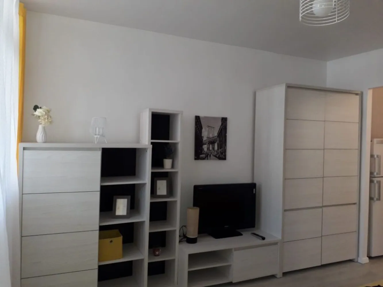 Garsoniera de vanzare in Manastur, str. Bucegi, complex BIG - Garsoniera se afla la etajul 7 din 10, orientare vestica.
Dispune de aer conditionat, frigider, masina de spalat, televizor.
Este ideala pentru investitie. Garsoniera se poate prelua cu chiriasi.