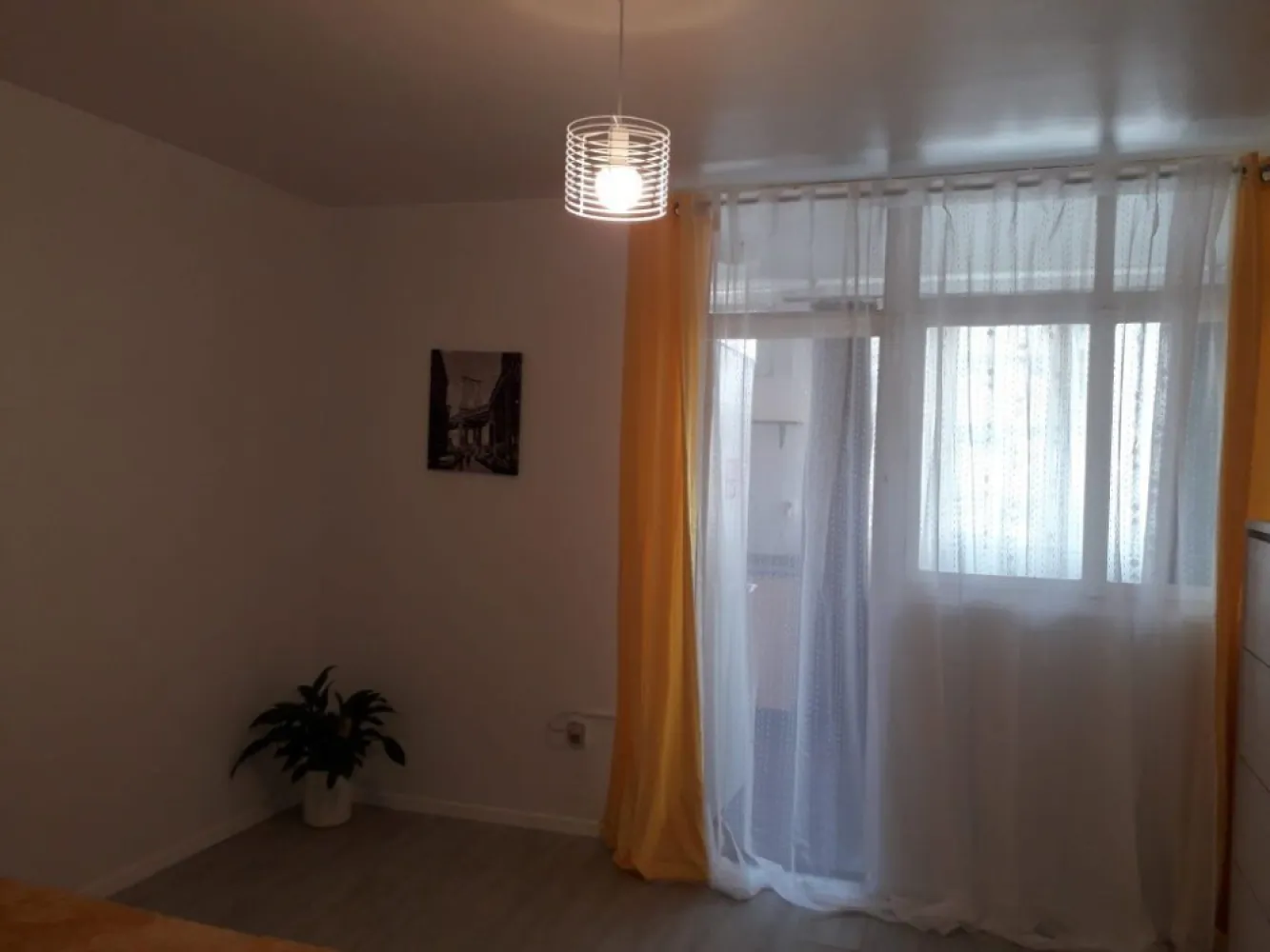 Garsoniera de vanzare in Manastur, str. Bucegi, complex BIG - Garsoniera se afla la etajul 7 din 10, orientare vestica.
Dispune de aer conditionat, frigider, masina de spalat, televizor.
Este ideala pentru investitie. Garsoniera se poate prelua cu chiriasi.