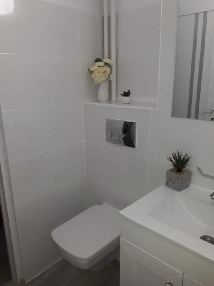 Garsoniera de vanzare in Manastur, str. Bucegi, complex BIG - Garsoniera se afla la etajul 7 din 10, orientare vestica.
Dispune de aer conditionat, frigider, masina de spalat, televizor.
Este ideala pentru investitie. Garsoniera se poate prelua cu chiriasi.