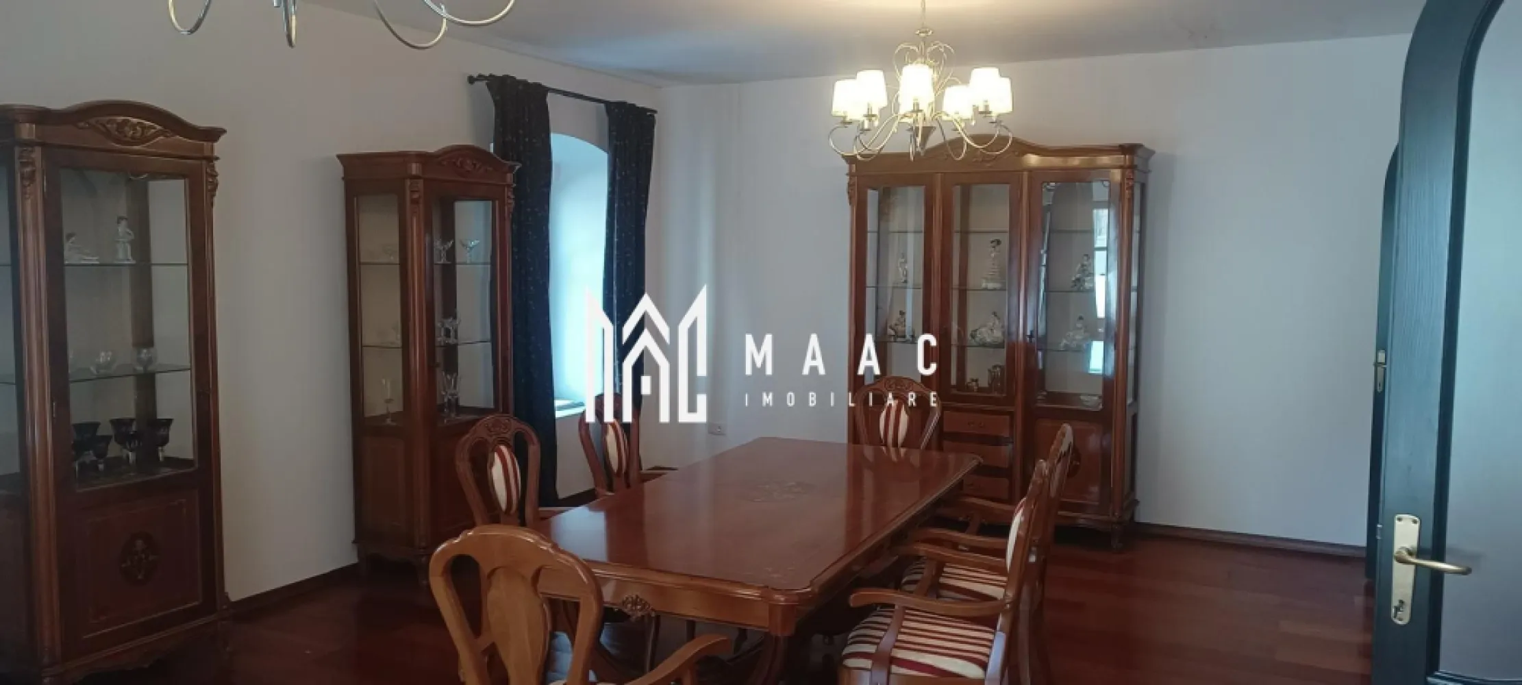 Ultracentral I Pretabil Investitie I Parter - Apartament elegant, complet restaurat – 2 camere + demisol generos – Ultracentral

Situat într-o clădire istorică complet recondiționată, la doar câțiva pași de Piața Mare, acest apartament aflat la parter oferă un mix excepțional între farmecul clasic și confortul modern. 
Poziționat într-una dintre cele mai apreciate zone ale orașului, proprietatea impresionează prin calitatea materialelor, atmosfera caldă și versatilitatea spațiului.

Caracteristici principale:
Suprafață utilă generoasă, compartimentare practică: living, dormitor, bucătărie complet utilată și baie
Încălzire în pardoseală pentru confort termic optim
Ferestre din lemn stratificat cu geam termopan – estetică și eficiență energetică
Mobilier din lemn masiv, realizat pe comandă
Demisol spațios cu potențial mare: saună, spa, cramă sau atelier personal
Acces facil direct din stradă

Ideal pentru:
Locuință deosebită în centrul Sibiului
Investiție în regim hotelier sau închiriere pe termen lung
Activitate profesională: birou notarial, cabinet, atelier, boutique

Pentru detalii suplimentare și programarea unei vizionări: ID: CP2549262