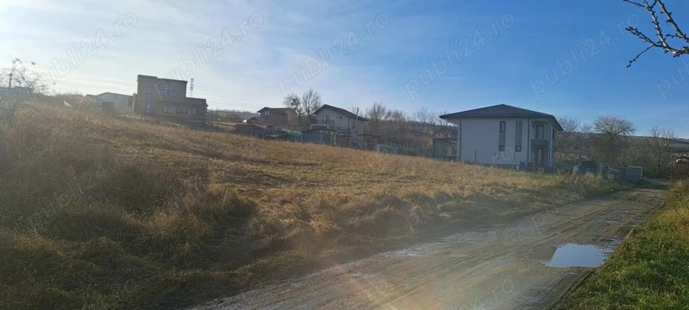 Vand teren extravilan - Vand teren extravilan în Valea Fanatelor cu suprafata de 2800 mp. Terenul are front la drumul principal, accesul la teren se face pe drum asfaltat (3km) iar 700m drum pietruit. Zona de intravilan este la 700m. Utilitatile (apa si curent) sunt la aproximativ 30m de teren. Zona este în curs de dezvoltare.