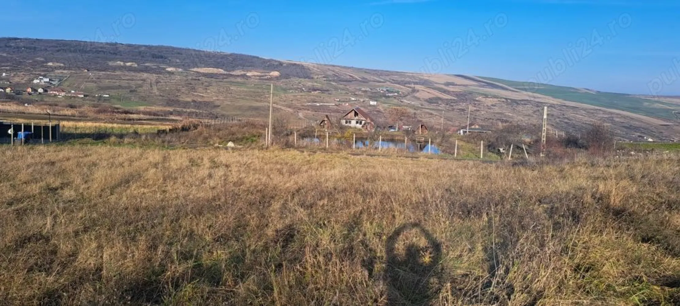 Vand teren extravilan - Vand teren extravilan în Valea Fanatelor cu suprafata de 2800 mp. Terenul are front la drumul principal, accesul la teren se face pe drum asfaltat (3km) iar 700m drum pietruit. Zona de intravilan este la 700m. Utilitatile (apa si curent) sunt la aproximativ 30m de teren. Zona este în curs de dezvoltare.