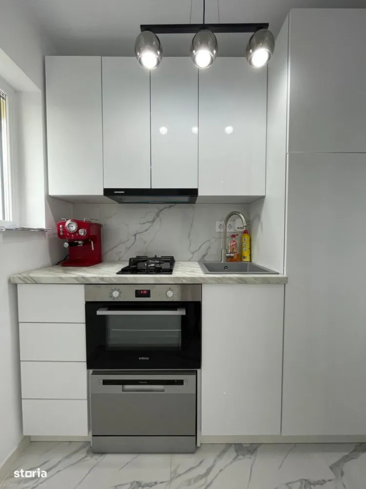 Garsonieră zona The Office/Farmec-Renovata integral - De vânzare garsonieră de 27 mp, situată în zona Farmec/The Office.Garsoniera a fost renovată de la zero:-instalațiile electrice și sanitare sunt absolut noi, refacute complet.-geamuri tripan.-aer condiționat.-plită, cuptor și mașină de spălat vase.-frigider încorporat în mobilier.-mașină de spălat cu funcție de uscător.Se vinde complet mobilată și utilată exact ca în poze.