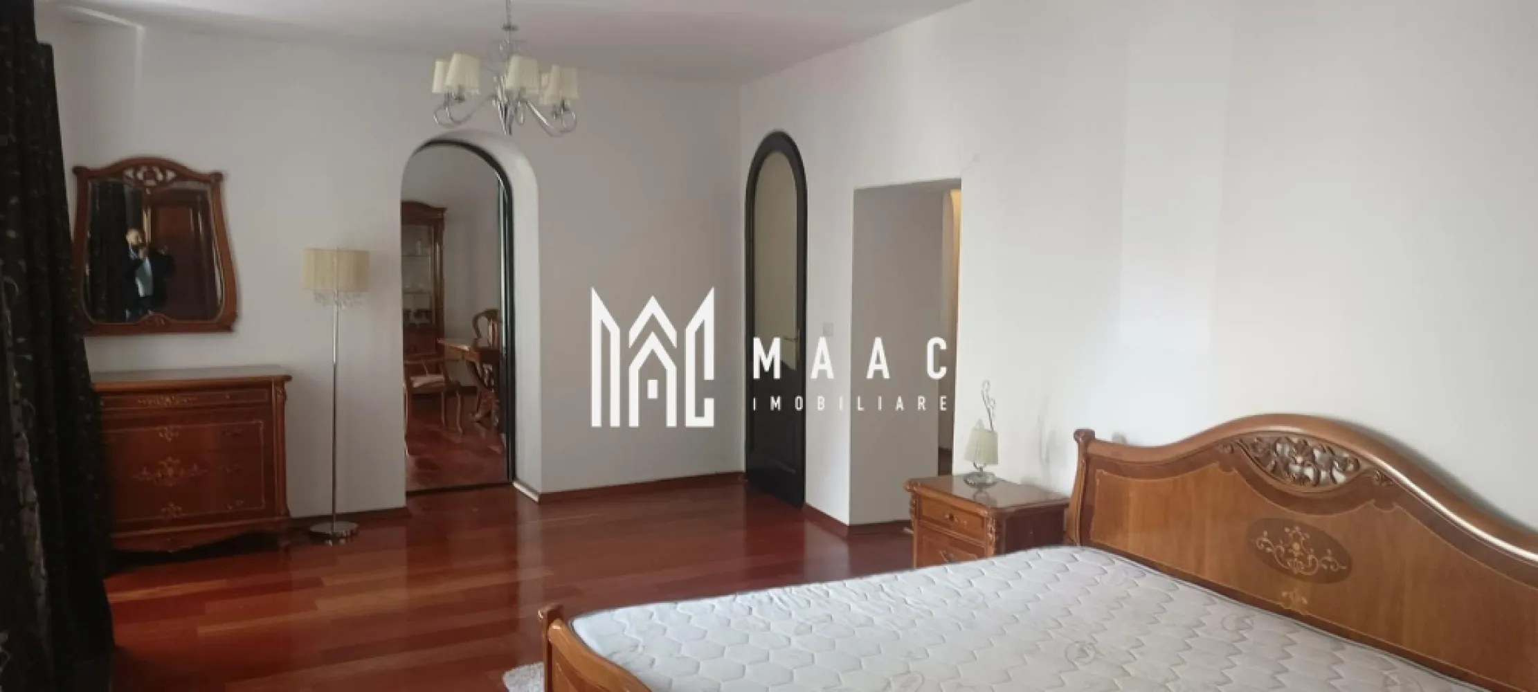 Ultracentral I Pretabil Investitie I Parter - Apartament elegant, complet restaurat – 2 camere + demisol generos – Ultracentral

Situat într-o clădire istorică complet recondiționată, la doar câțiva pași de Piața Mare, acest apartament aflat la parter oferă un mix excepțional între farmecul clasic și confortul modern. 
Poziționat într-una dintre cele mai apreciate zone ale orașului, proprietatea impresionează prin calitatea materialelor, atmosfera caldă și versatilitatea spațiului.

Caracteristici principale:
Suprafață utilă generoasă, compartimentare practică: living, dormitor, bucătărie complet utilată și baie
Încălzire în pardoseală pentru confort termic optim
Ferestre din lemn stratificat cu geam termopan – estetică și eficiență energetică
Mobilier din lemn masiv, realizat pe comandă
Demisol spațios cu potențial mare: saună, spa, cramă sau atelier personal
Acces facil direct din stradă

Ideal pentru:
Locuință deosebită în centrul Sibiului
Investiție în regim hotelier sau închiriere pe termen lung
Activitate profesională: birou notarial, cabinet, atelier, boutique

Pentru detalii suplimentare și programarea unei vizionări: ID: CP2549262